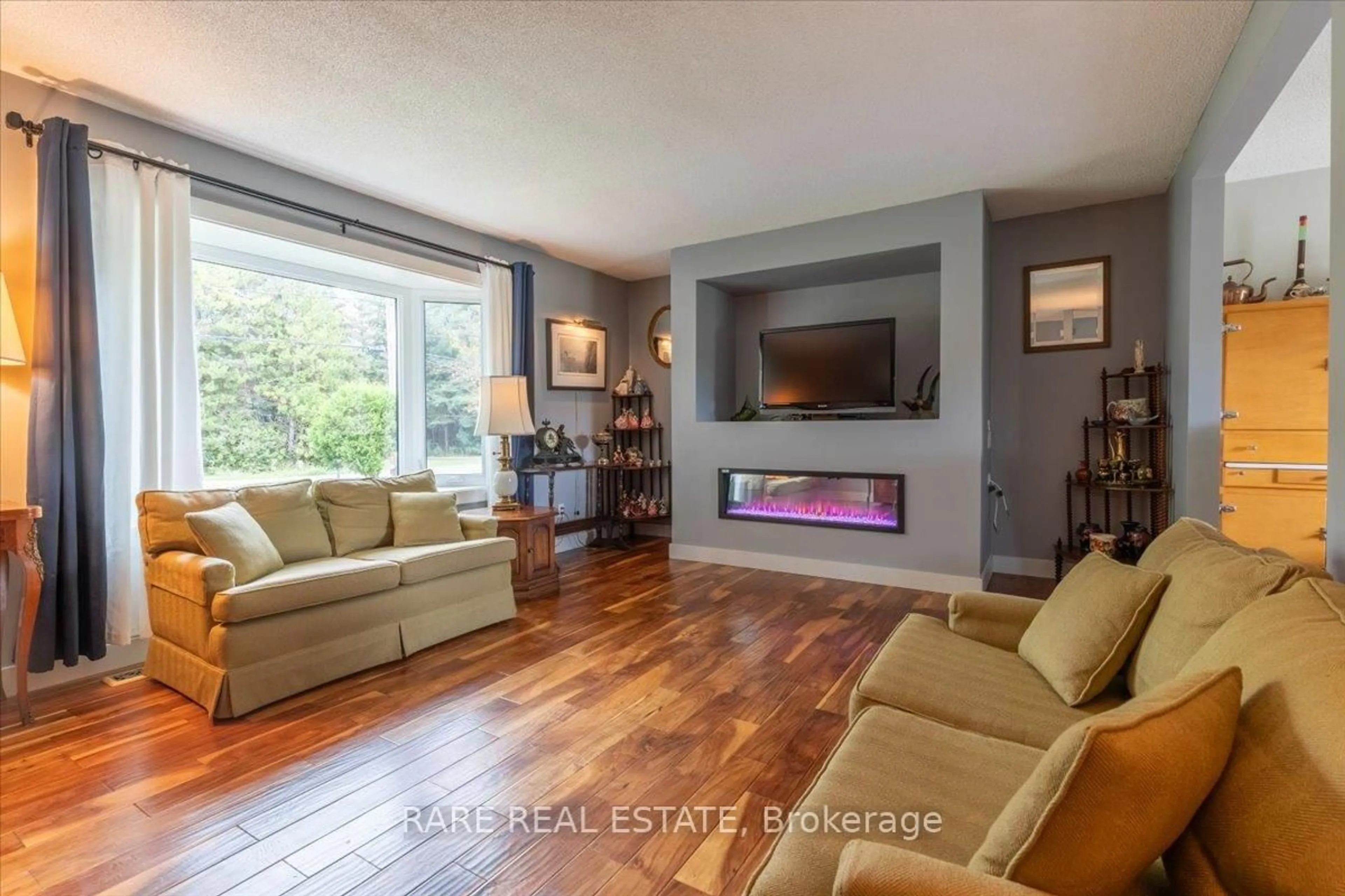 Living room with furniture, wood/laminate floor for 66 Scarlett Line, Springwater Ontario L0L 1V0