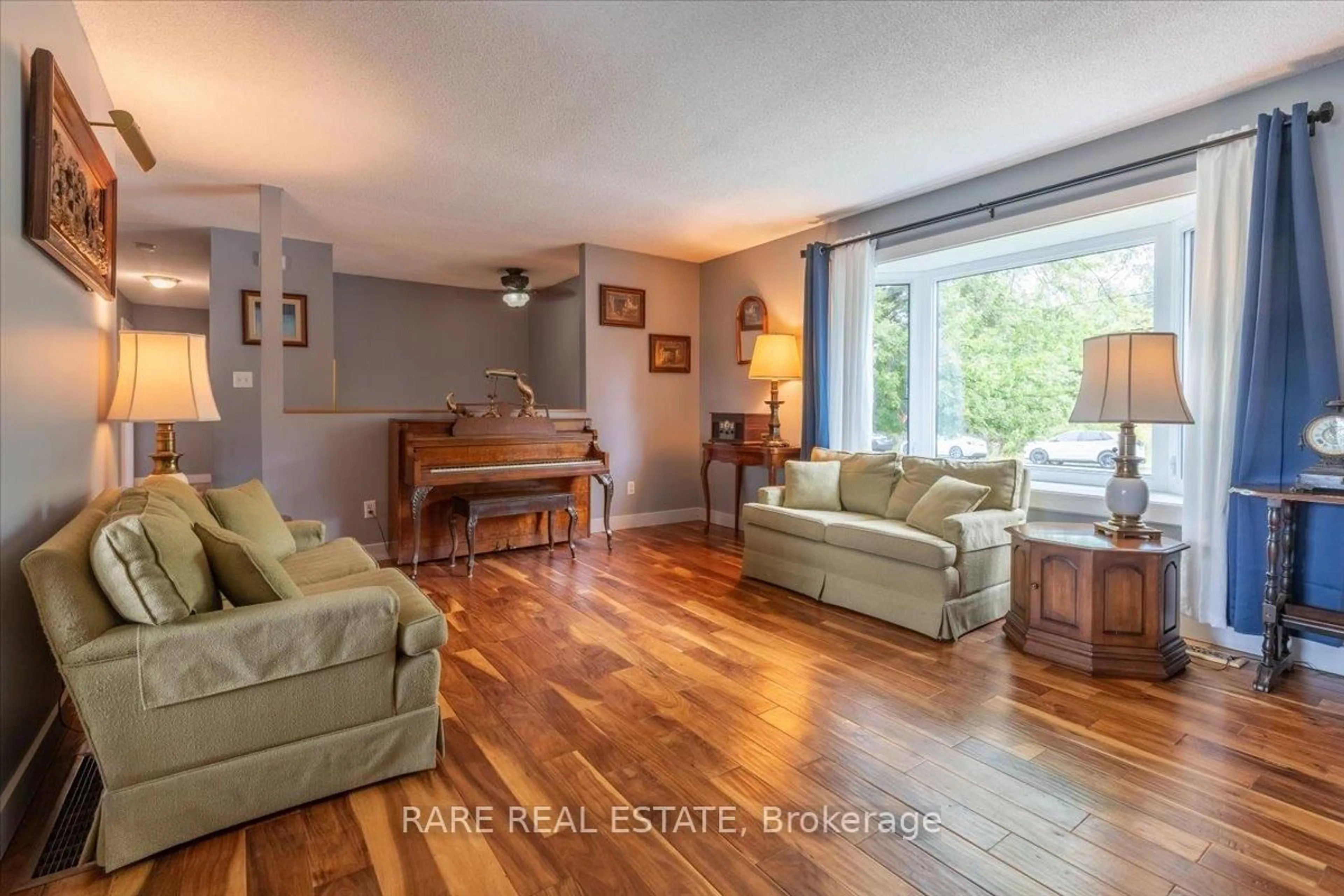 Living room with furniture, wood/laminate floor for 66 Scarlett Line, Springwater Ontario L0L 1V0