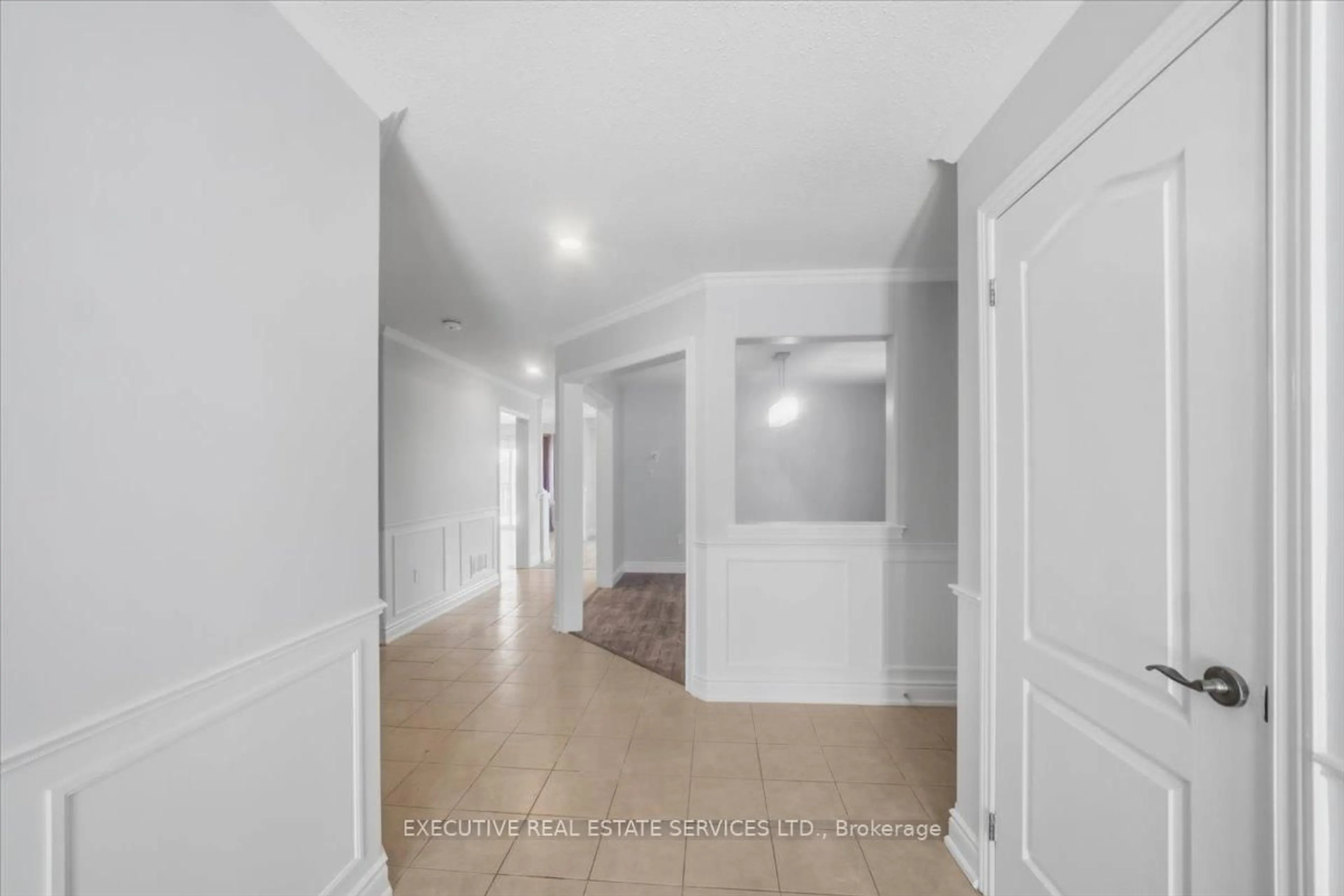 Indoor foyer for 3063 Emperor Dr, Orillia Ontario L3V 0G4