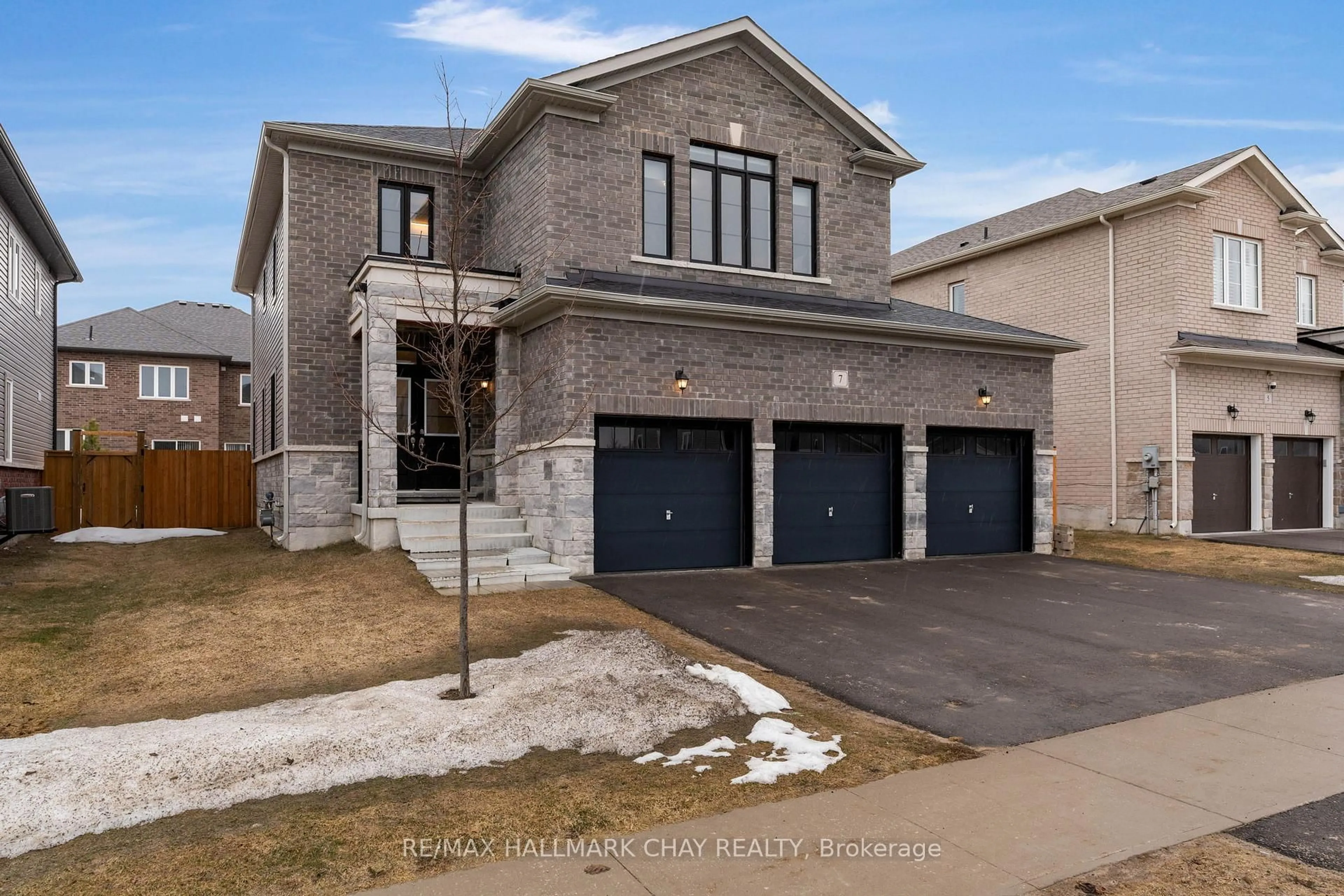 Home with brick exterior material, street for 7 Middleton Dr, Wasaga Beach Ontario L9Z 0L1