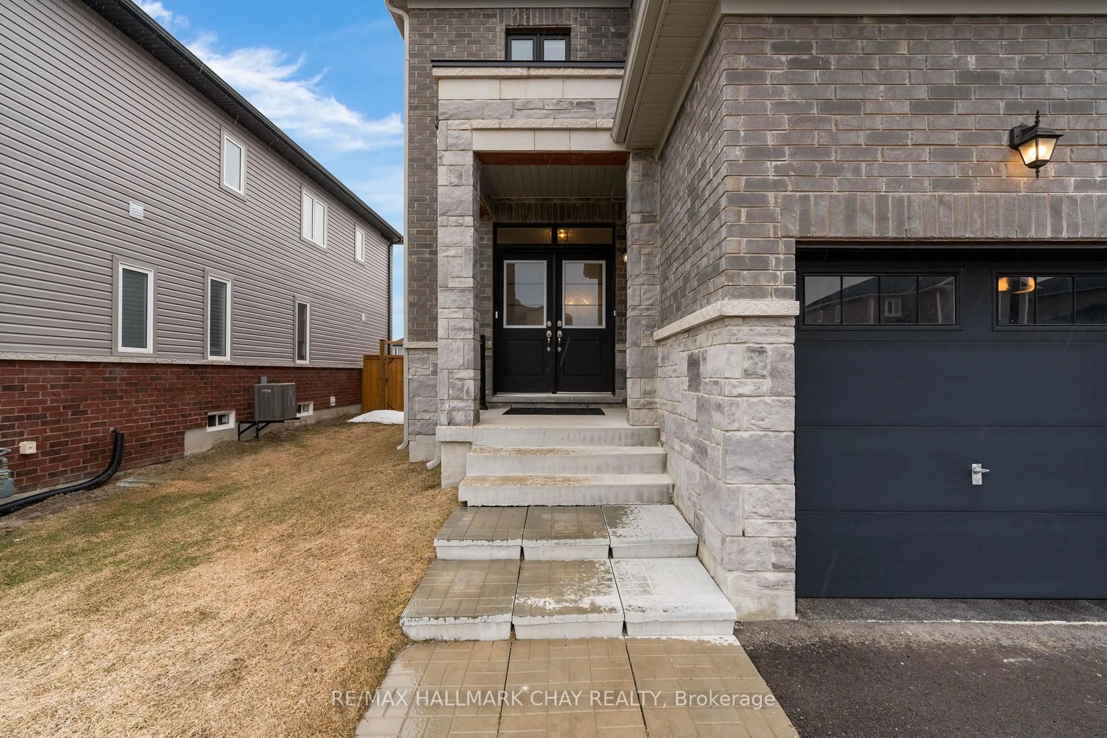 Home with brick exterior material, street for 7 Middleton Dr, Wasaga Beach Ontario L9Z 0L1