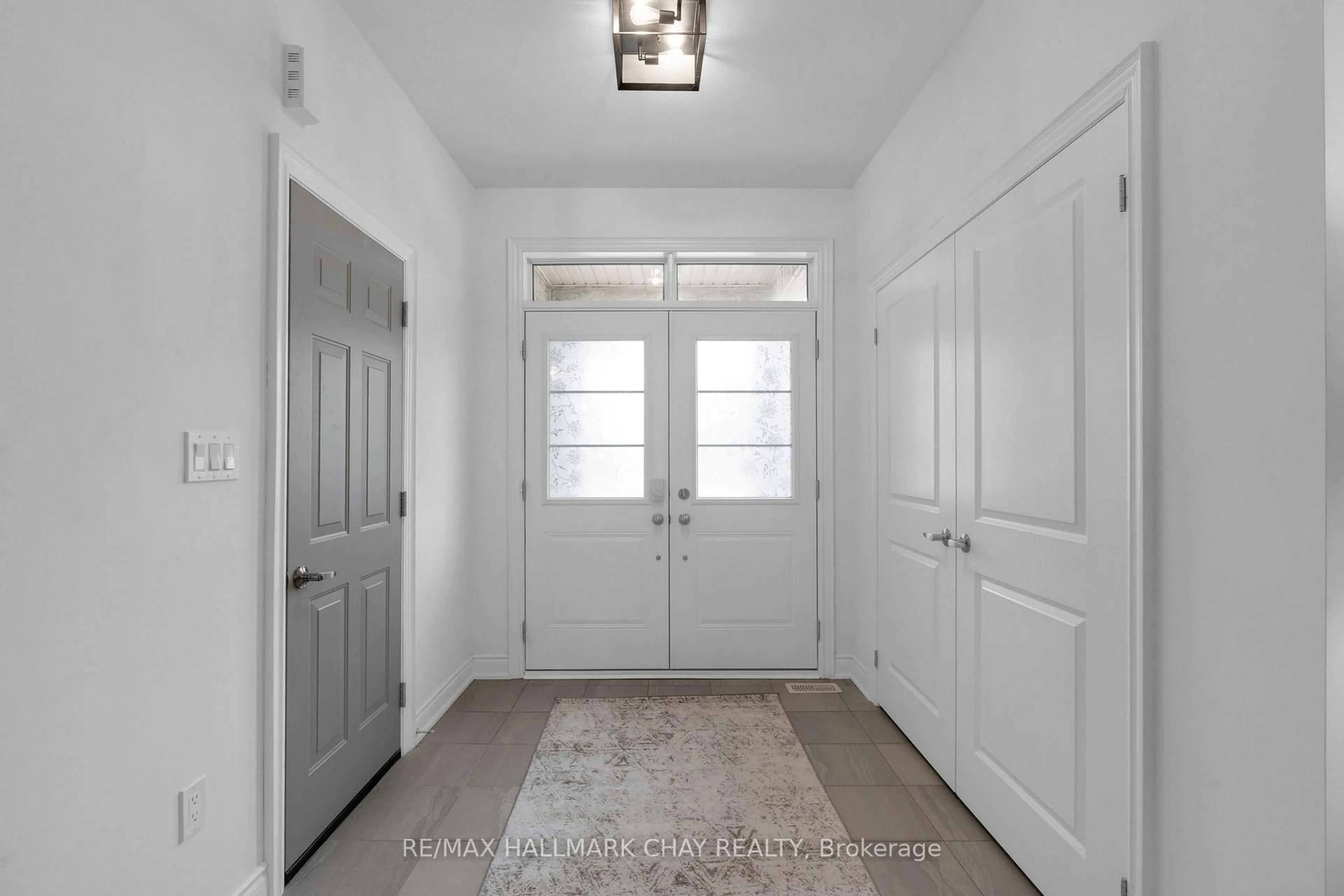 Indoor entryway for 7 Middleton Dr, Wasaga Beach Ontario L9Z 0L1