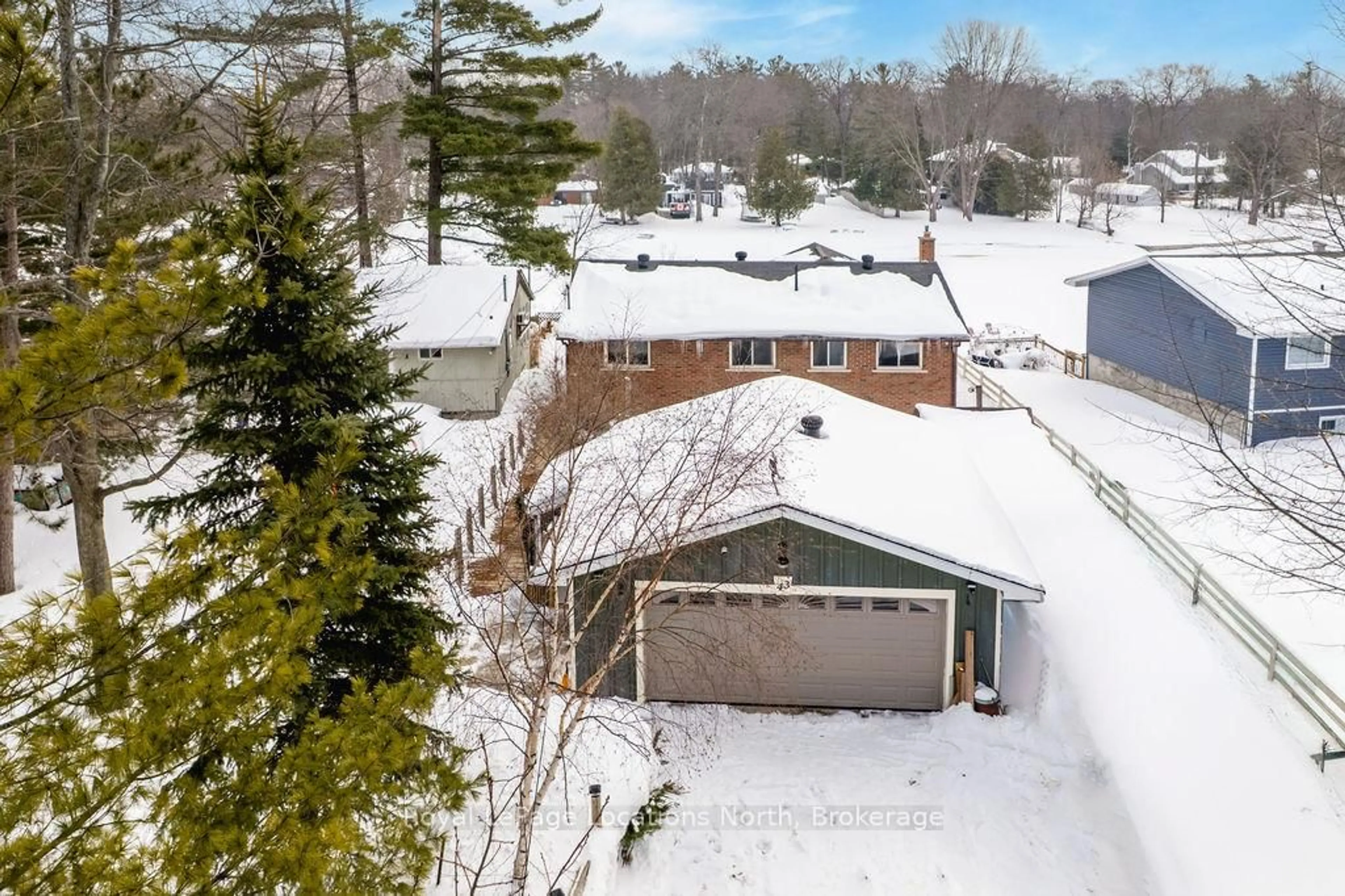A pic from outside/outdoor area/front of a property/back of a property/a pic from drone, street for 43 SUNNYSIDE Lane, Wasaga Beach Ontario L9Z 2M5