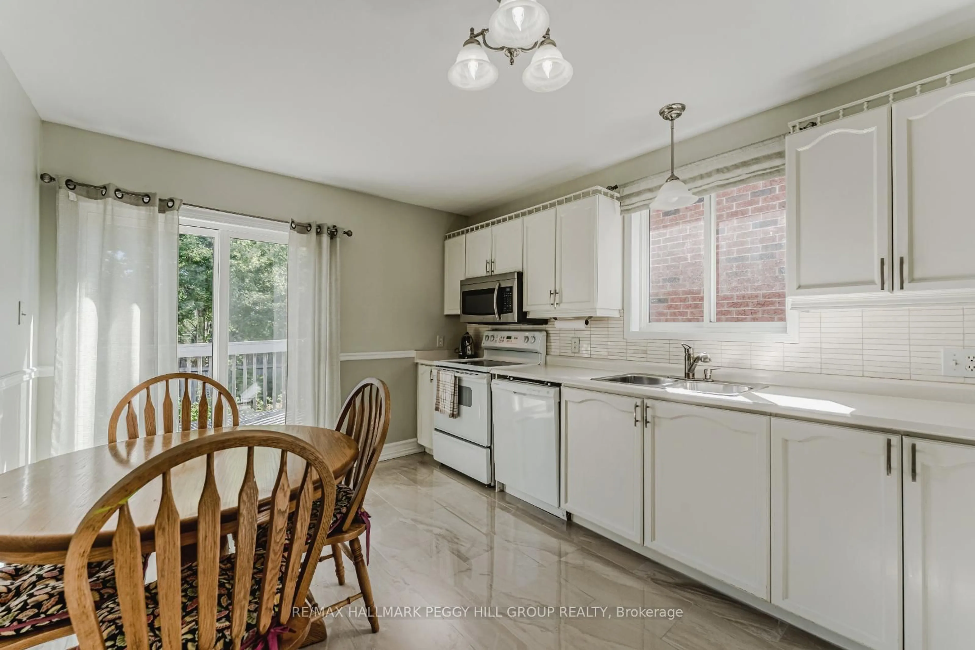 Open concept kitchen, ceramic/tile floor for 72 Stanley St, Barrie Ontario L4M 6V5