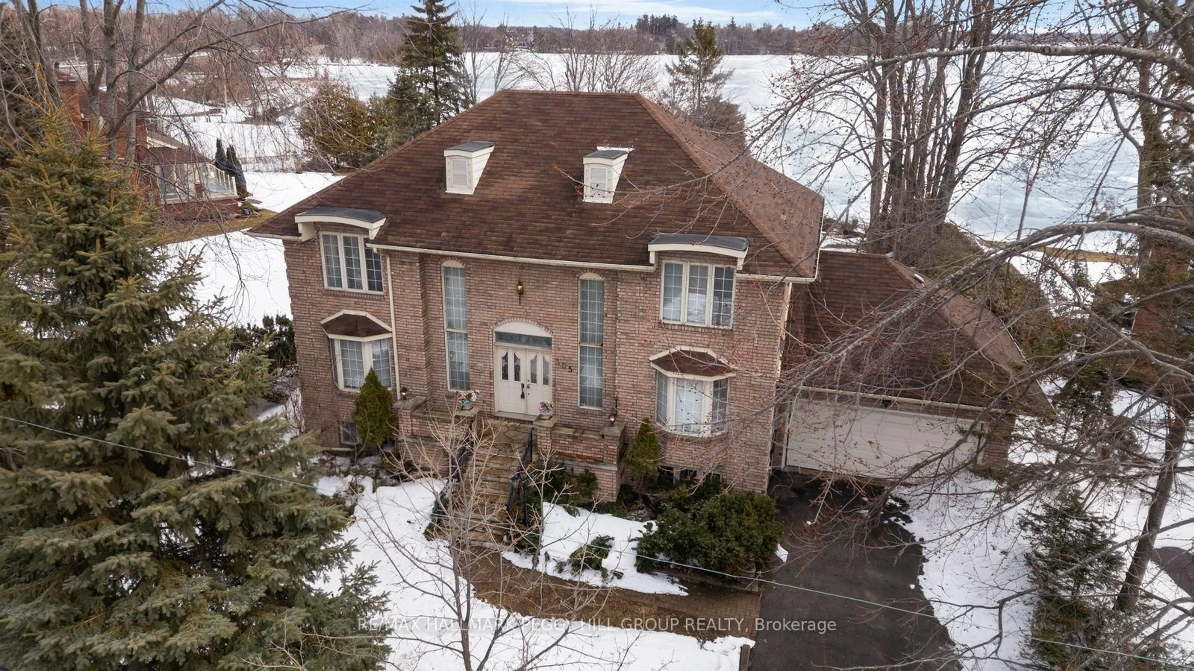 A pic from outside/outdoor area/front of a property/back of a property/a pic from drone, street for 395 Collins Dr, Orillia Ontario L3V 1E6