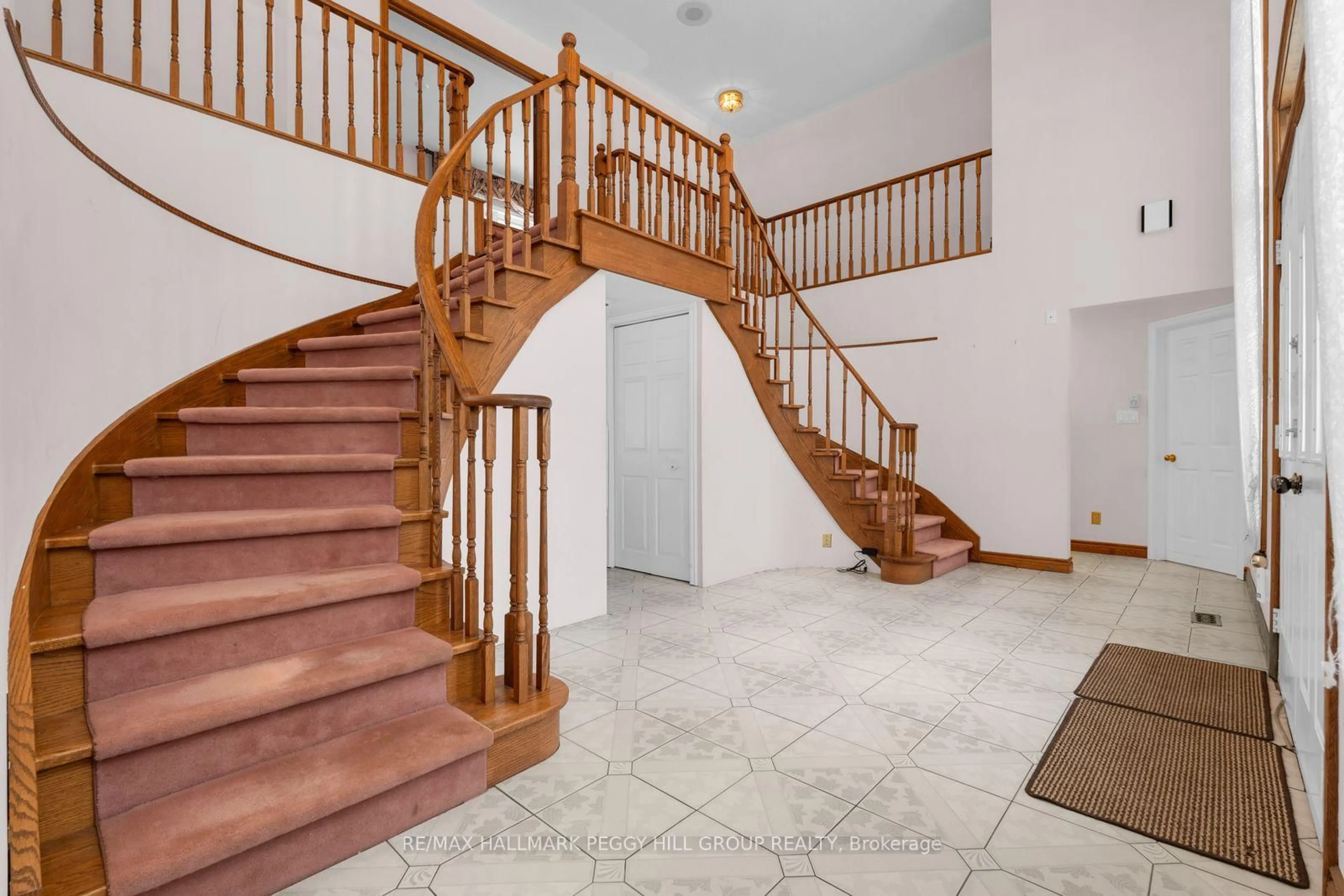 Indoor foyer for 395 Collins Dr, Orillia Ontario L3V 1E6