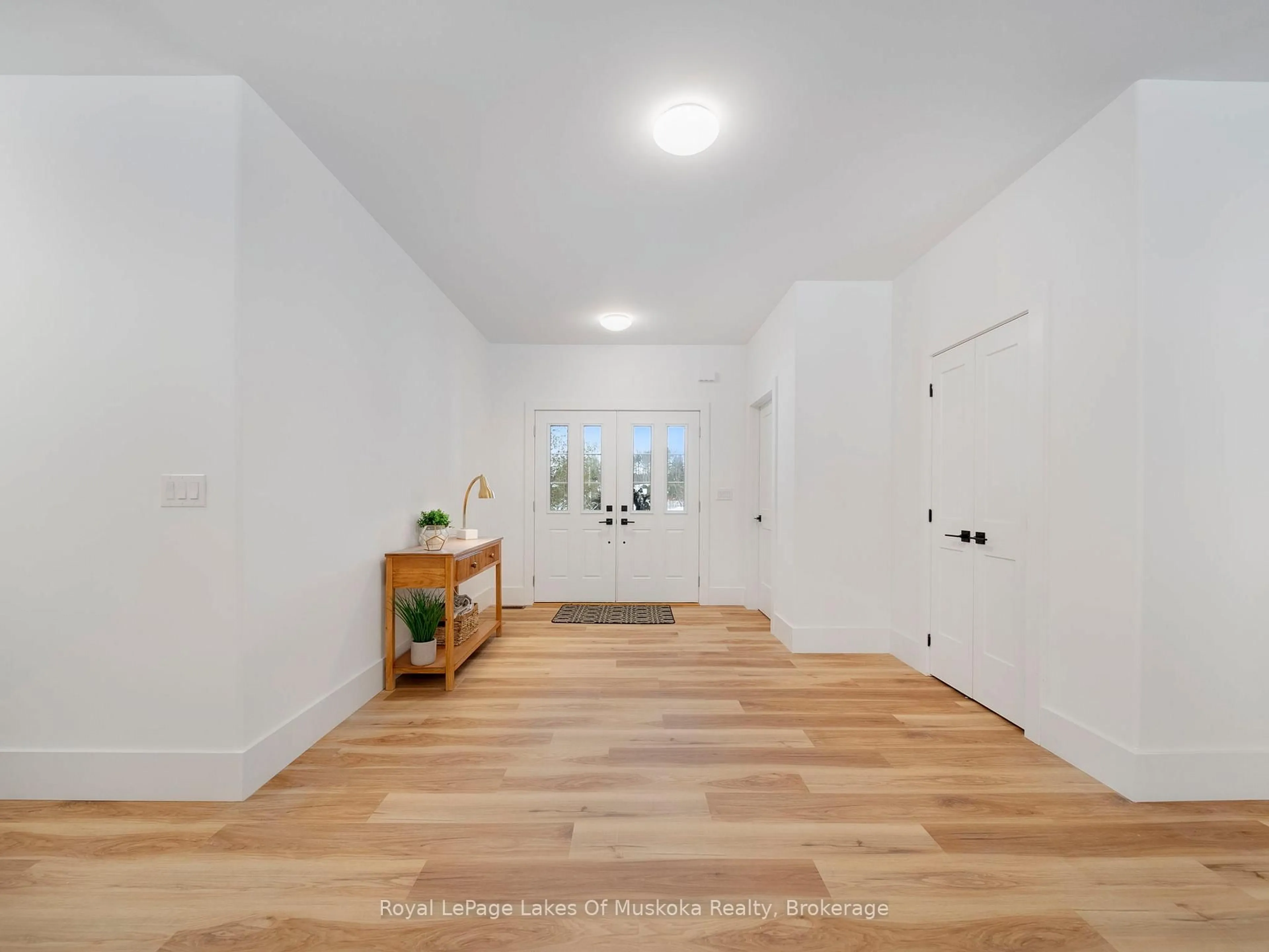 Indoor entryway for 9 Meadow Acres Rd, Oro-Medonte Ontario L0K 2G1