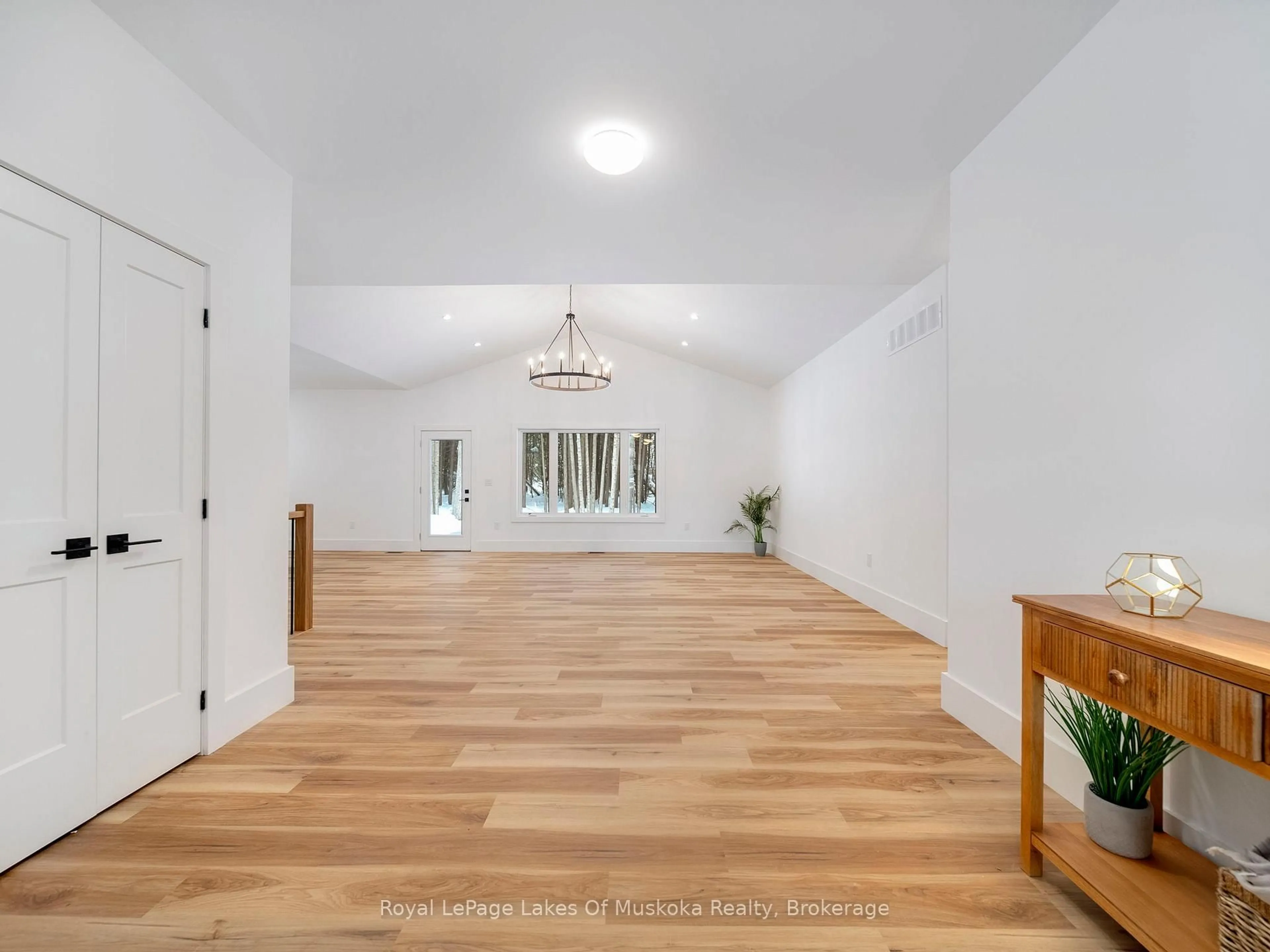 Indoor entryway for 9 Meadow Acres Rd, Oro-Medonte Ontario L0K 2G1