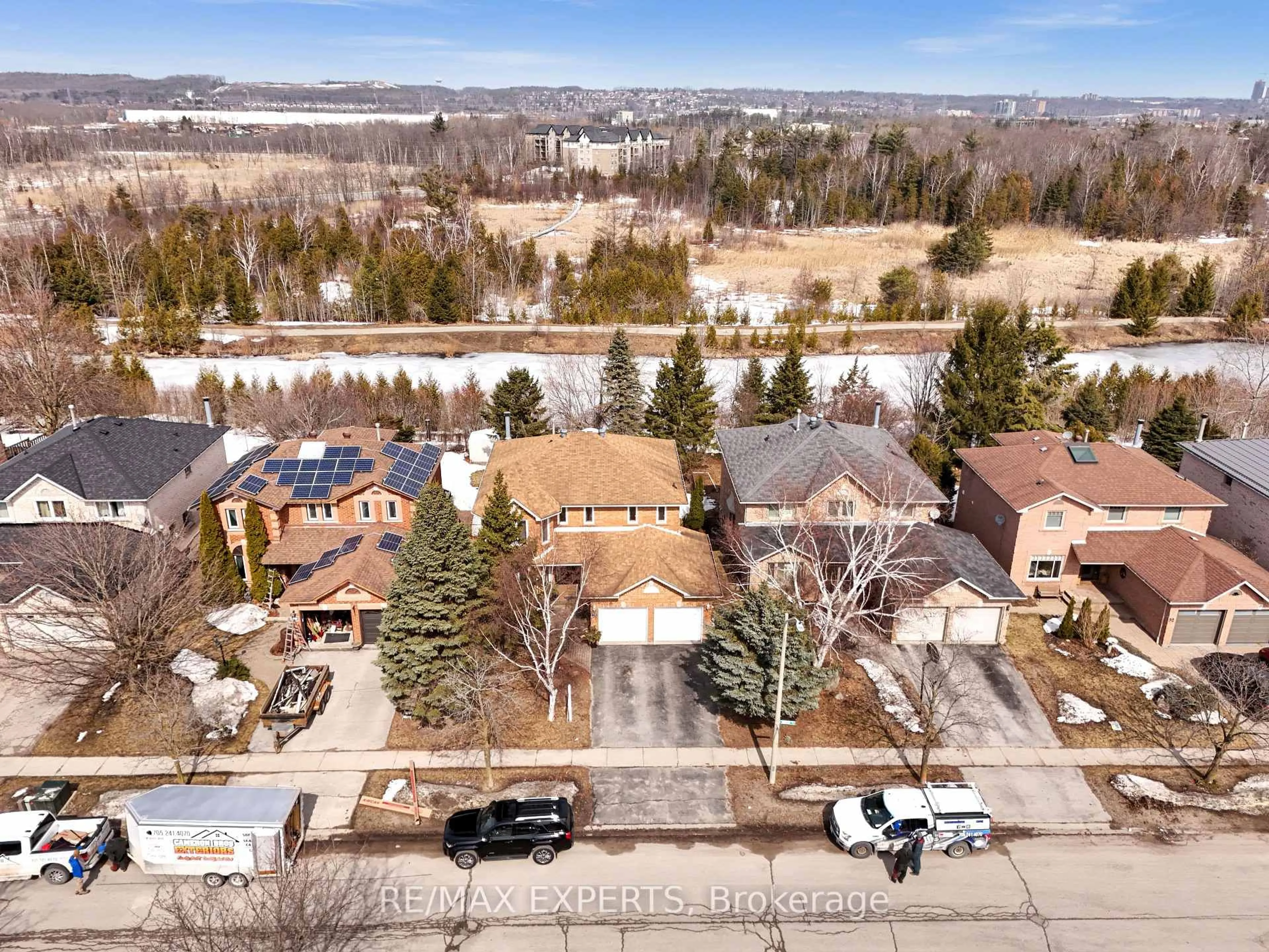 A pic from outside/outdoor area/front of a property/back of a property/a pic from drone, street for 28 Bishop Dr, Barrie Ontario L4N 6Y5