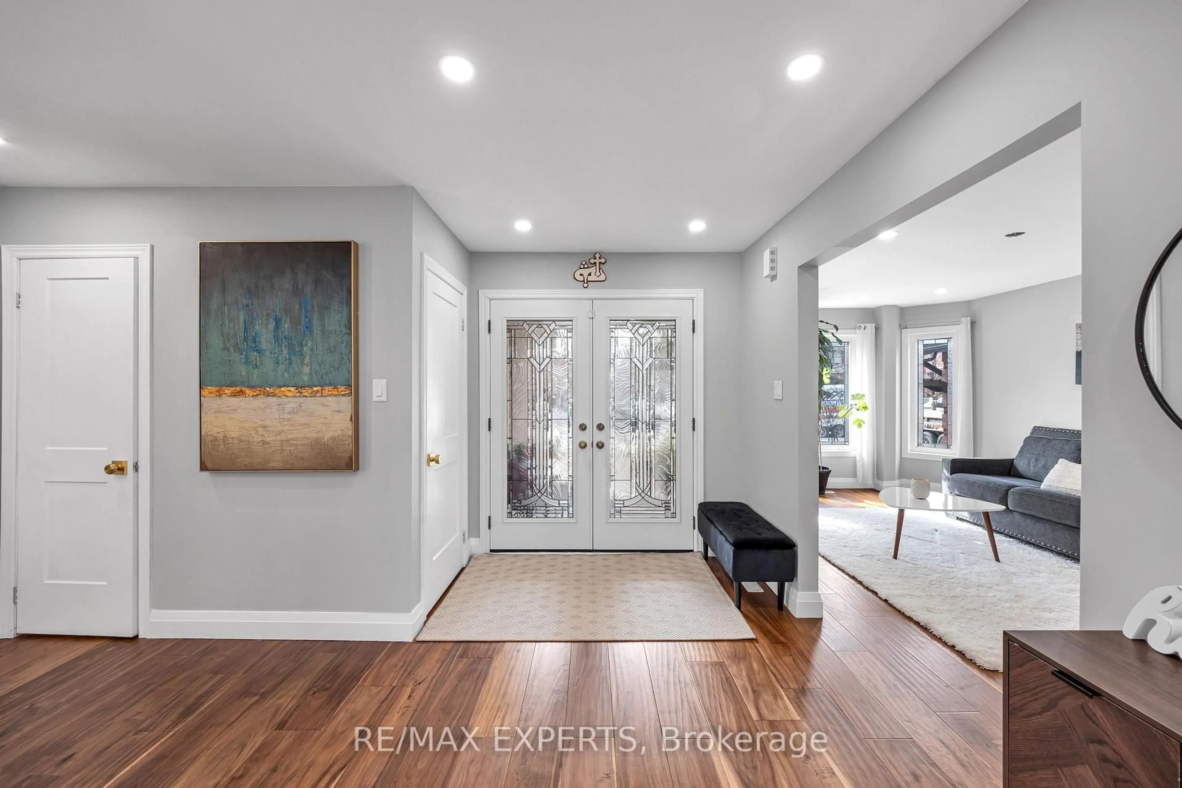 Indoor entryway for 28 Bishop Dr, Barrie Ontario L4N 6Y5