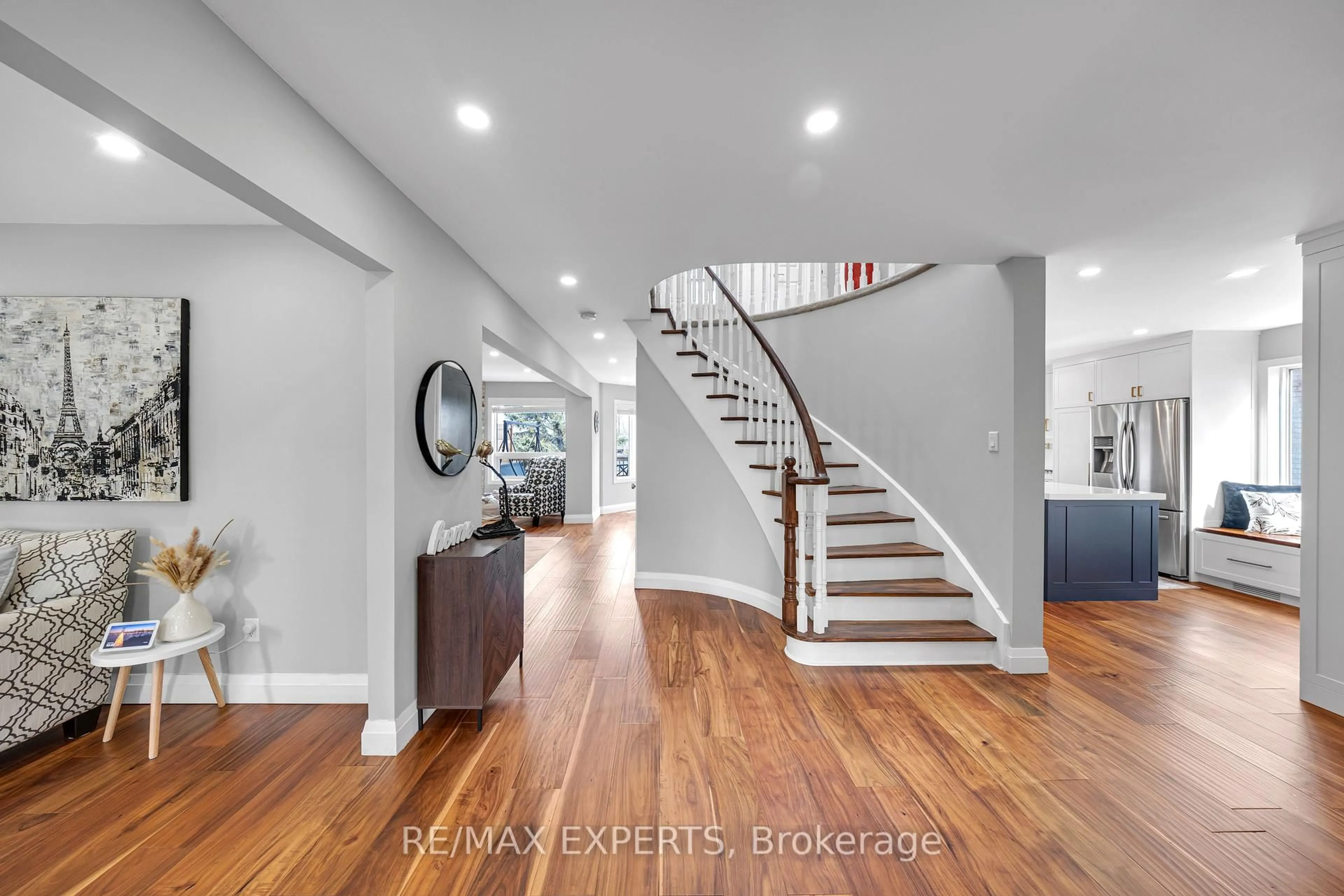 Indoor entryway for 28 Bishop Dr, Barrie Ontario L4N 6Y5