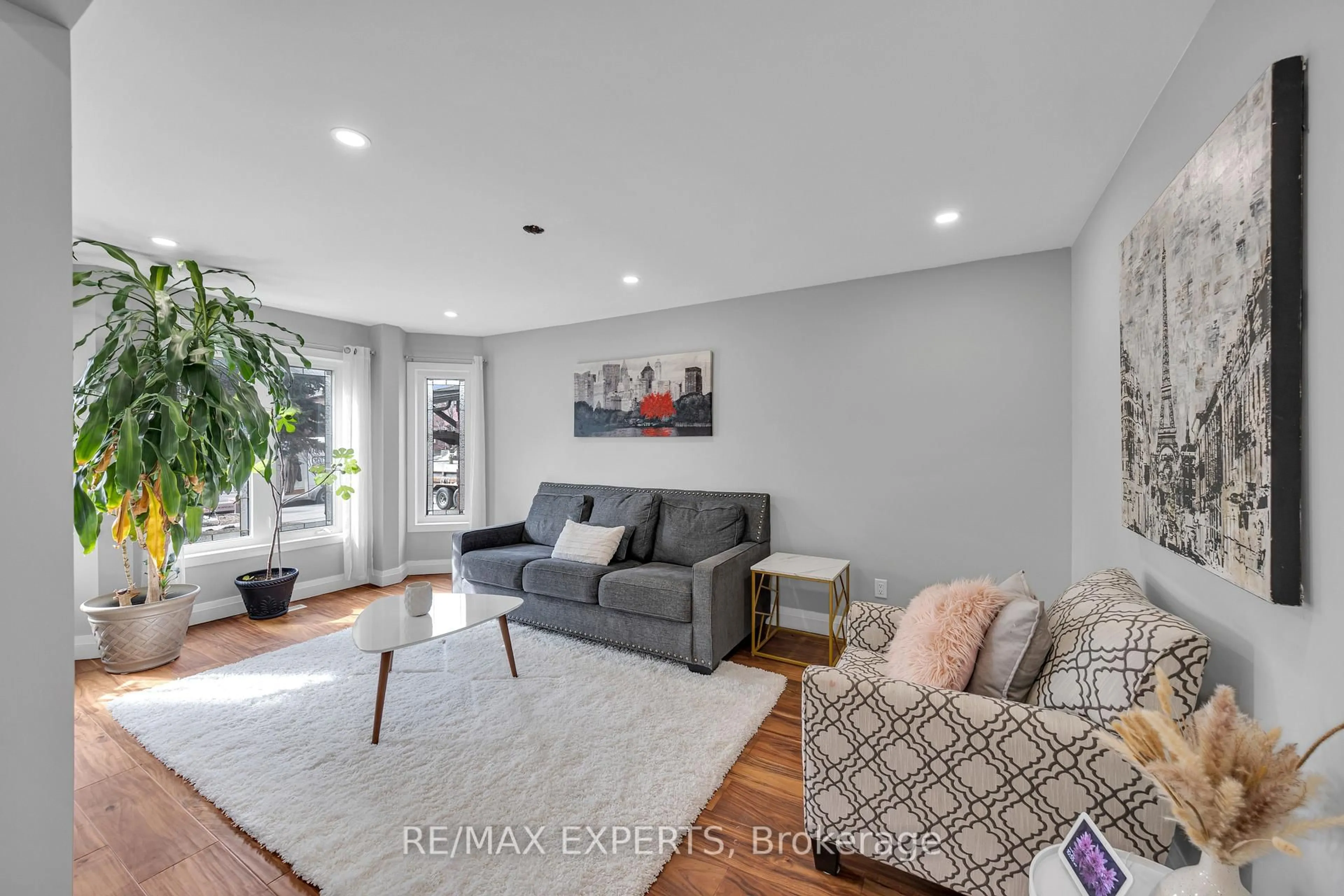 Living room with furniture, unknown for 28 Bishop Dr, Barrie Ontario L4N 6Y5