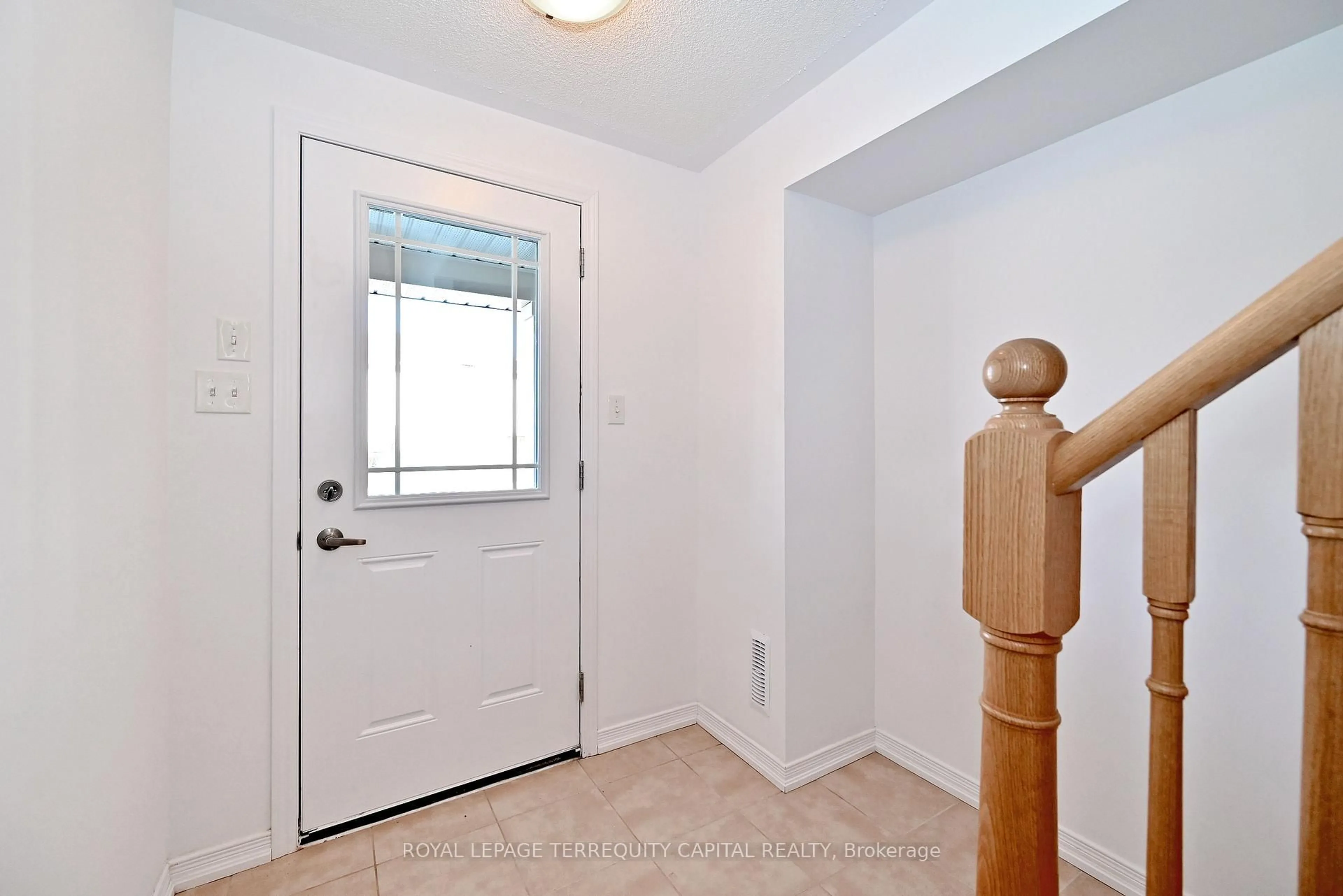 Indoor entryway for 123 Frank's Way, Barrie Ontario L4N 3J1