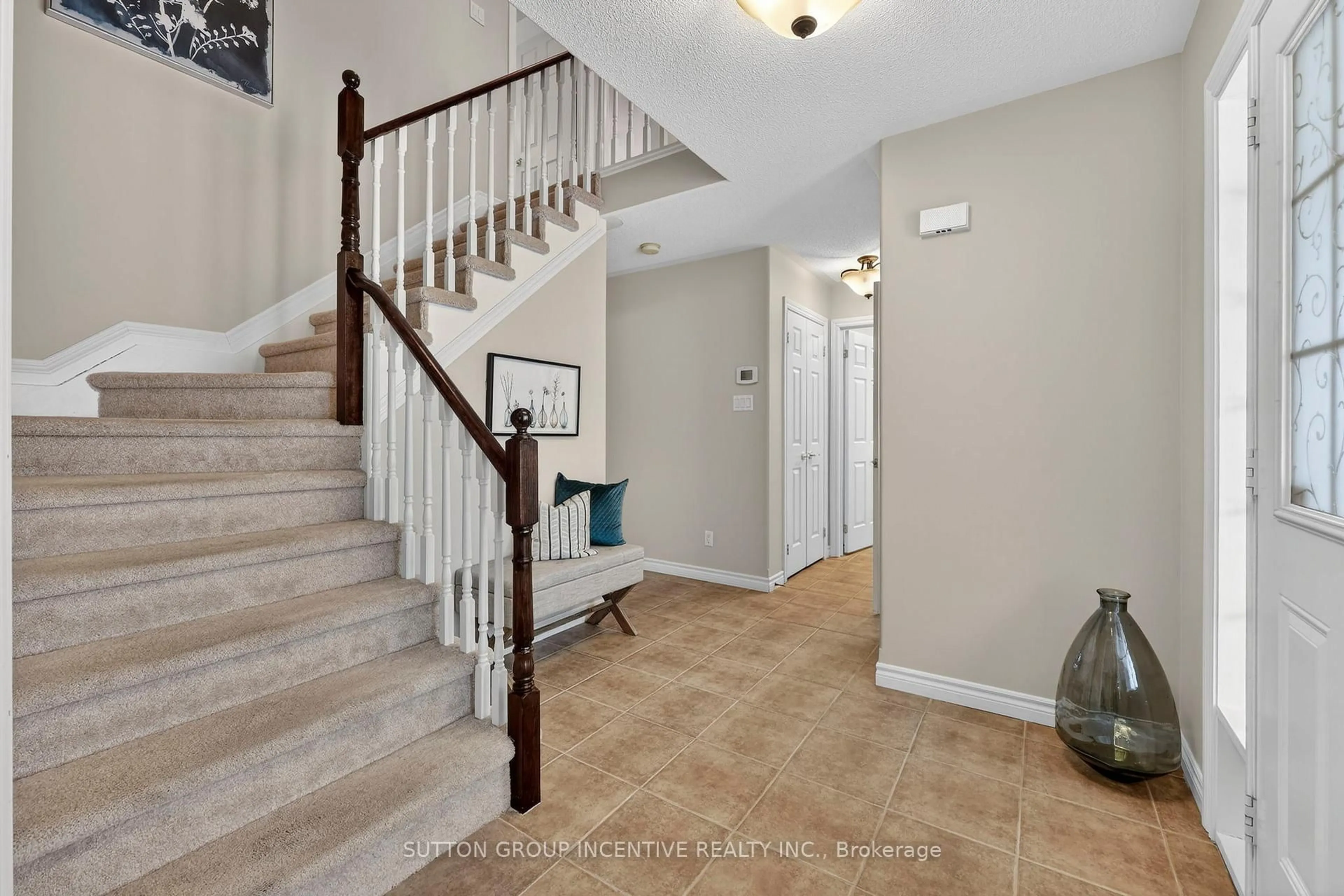 Indoor entryway for 60 O'neill Circ, Springwater Ontario L0L 2K0