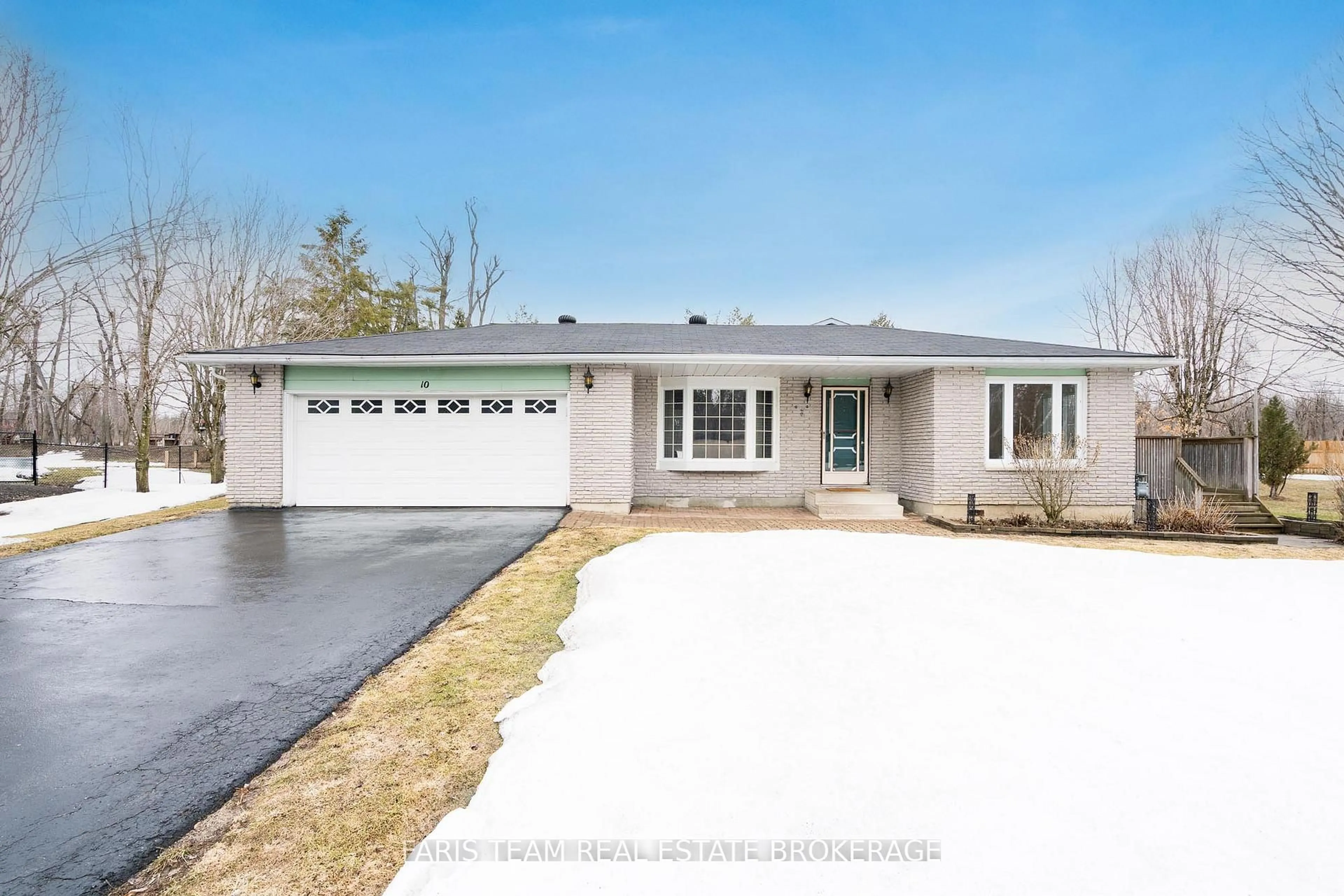 Home with vinyl exterior material, street for 10 William St, Oro-Medonte Ontario L0L 2L0