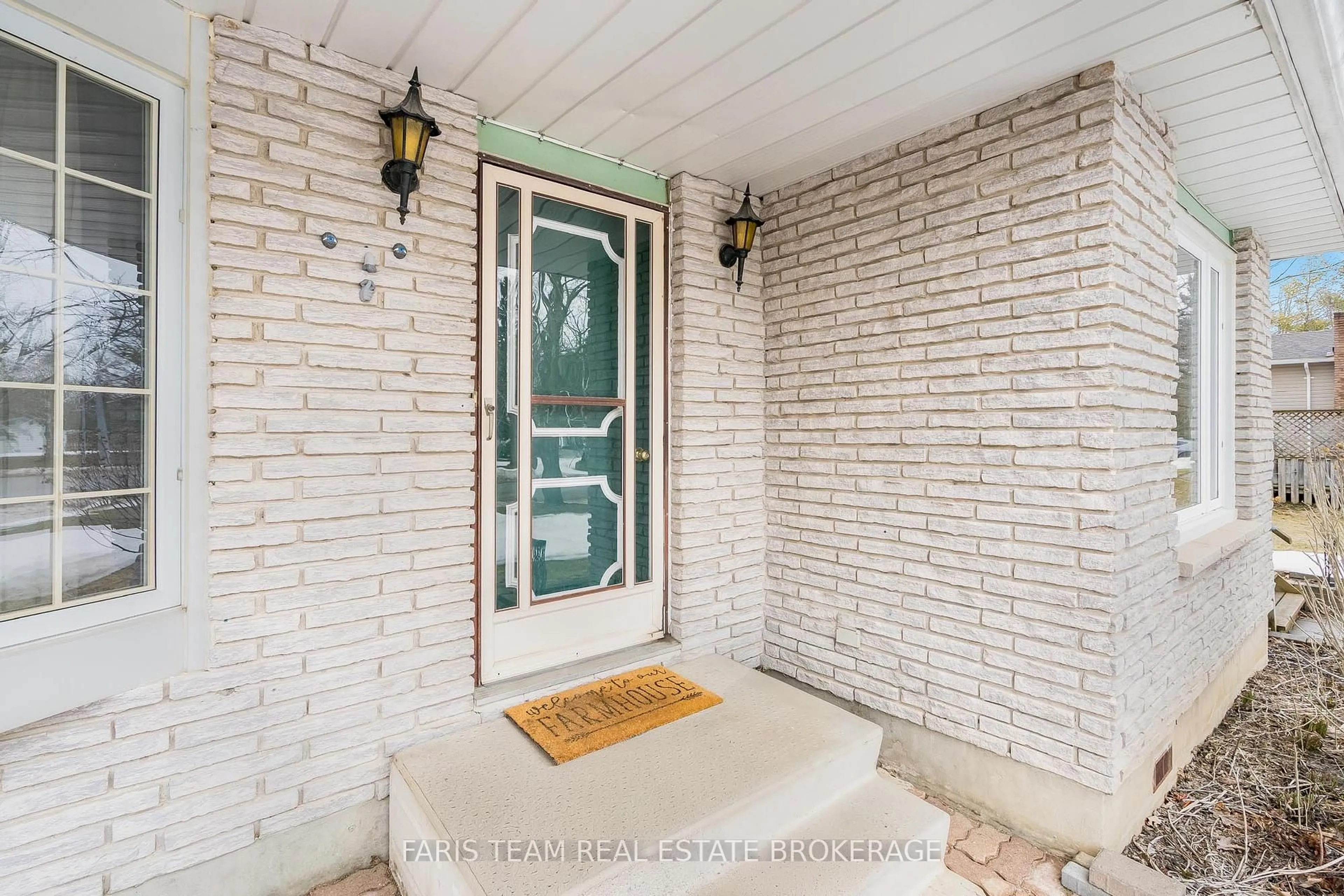 Indoor entryway for 10 William St, Oro-Medonte Ontario L0L 2L0