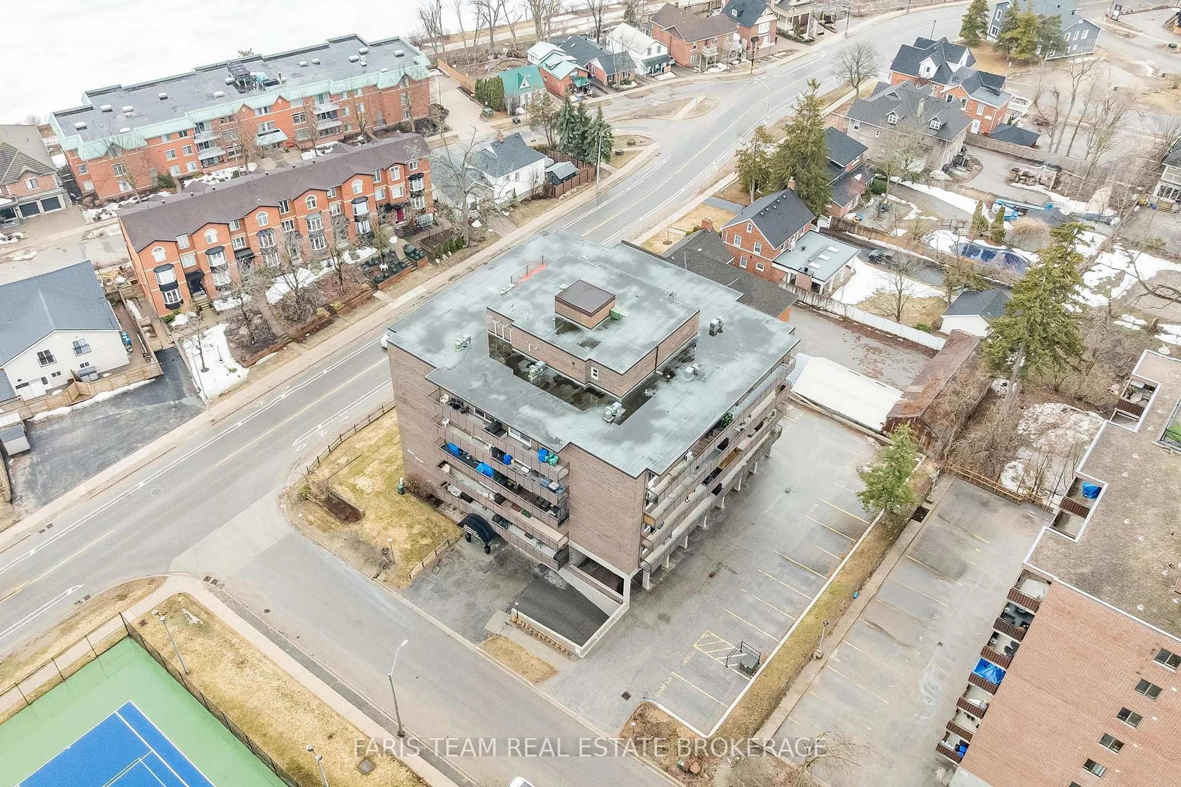 A pic from outside/outdoor area/front of a property/back of a property/a pic from drone, building for 2 Albert St #48, Barrie Ontario L4M 3S4