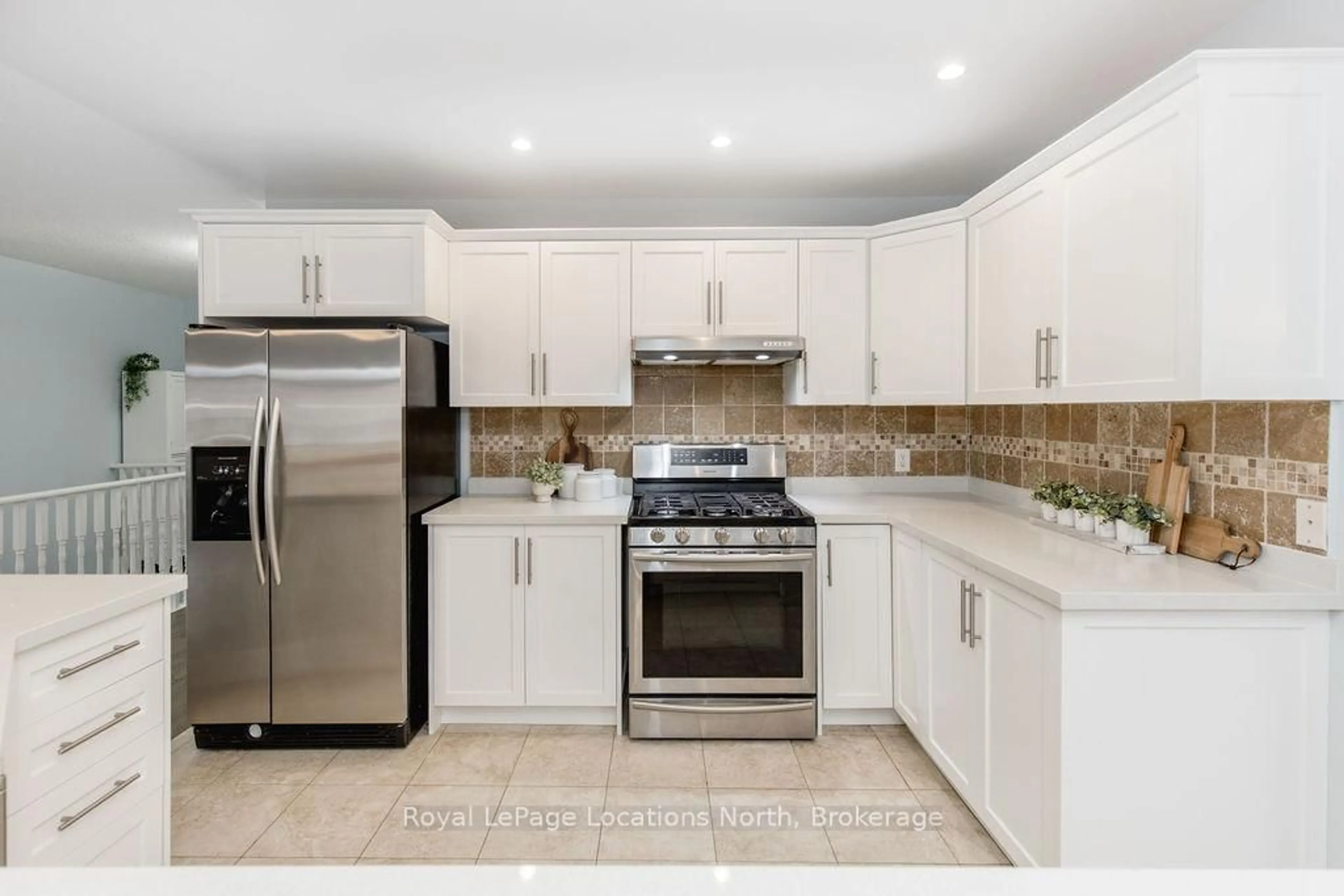 Standard kitchen, ceramic/tile floor for 424 Ramblewood Dr, Wasaga Beach Ontario L9Z 1P3