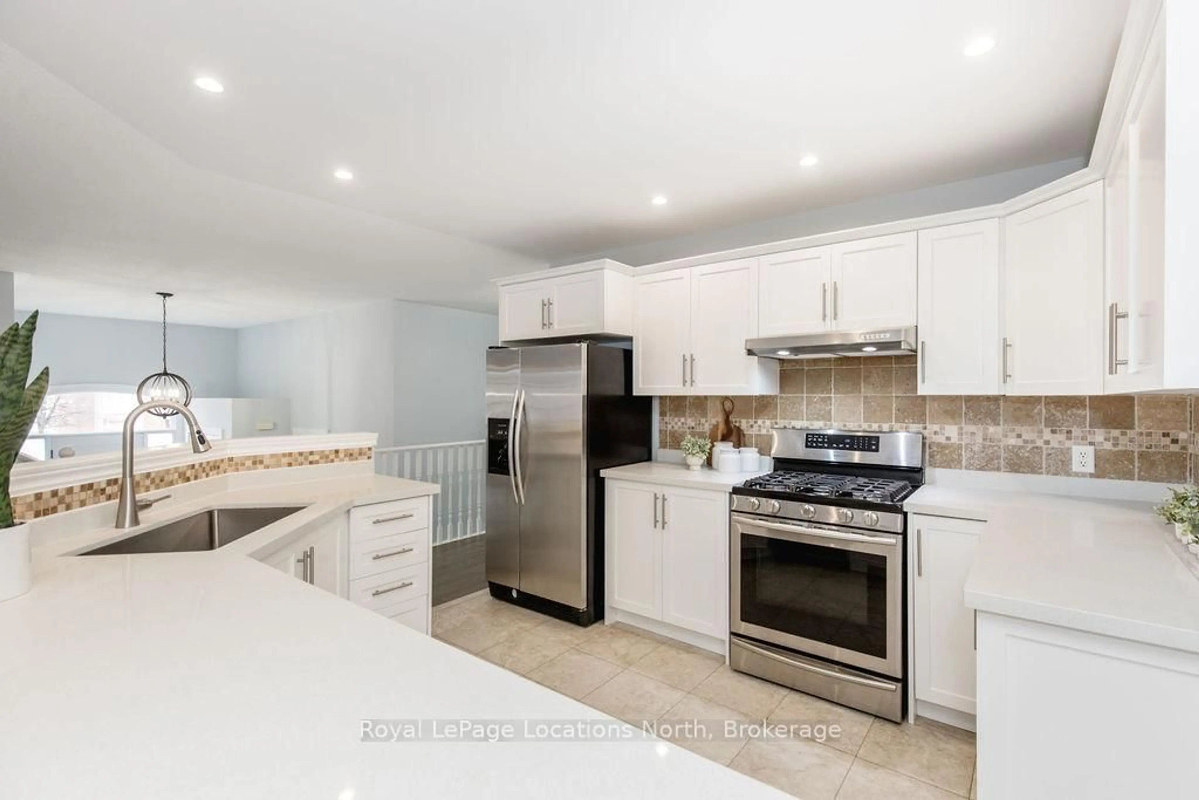 Open concept kitchen, ceramic/tile floor for 424 Ramblewood Dr, Wasaga Beach Ontario L9Z 1P3