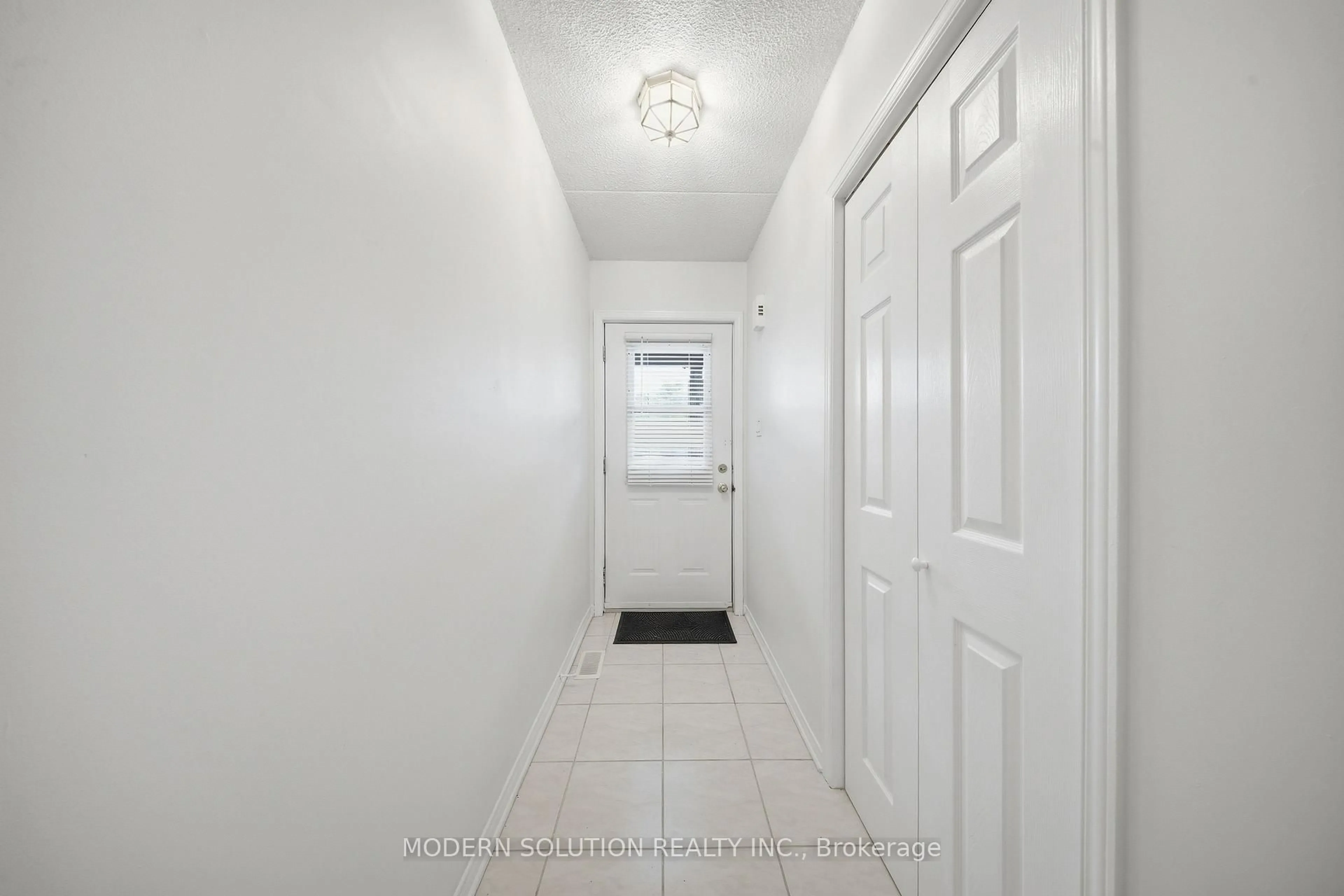 Indoor entryway for 307 Mariners Way #12, Collingwood Ontario L9Y 5C7