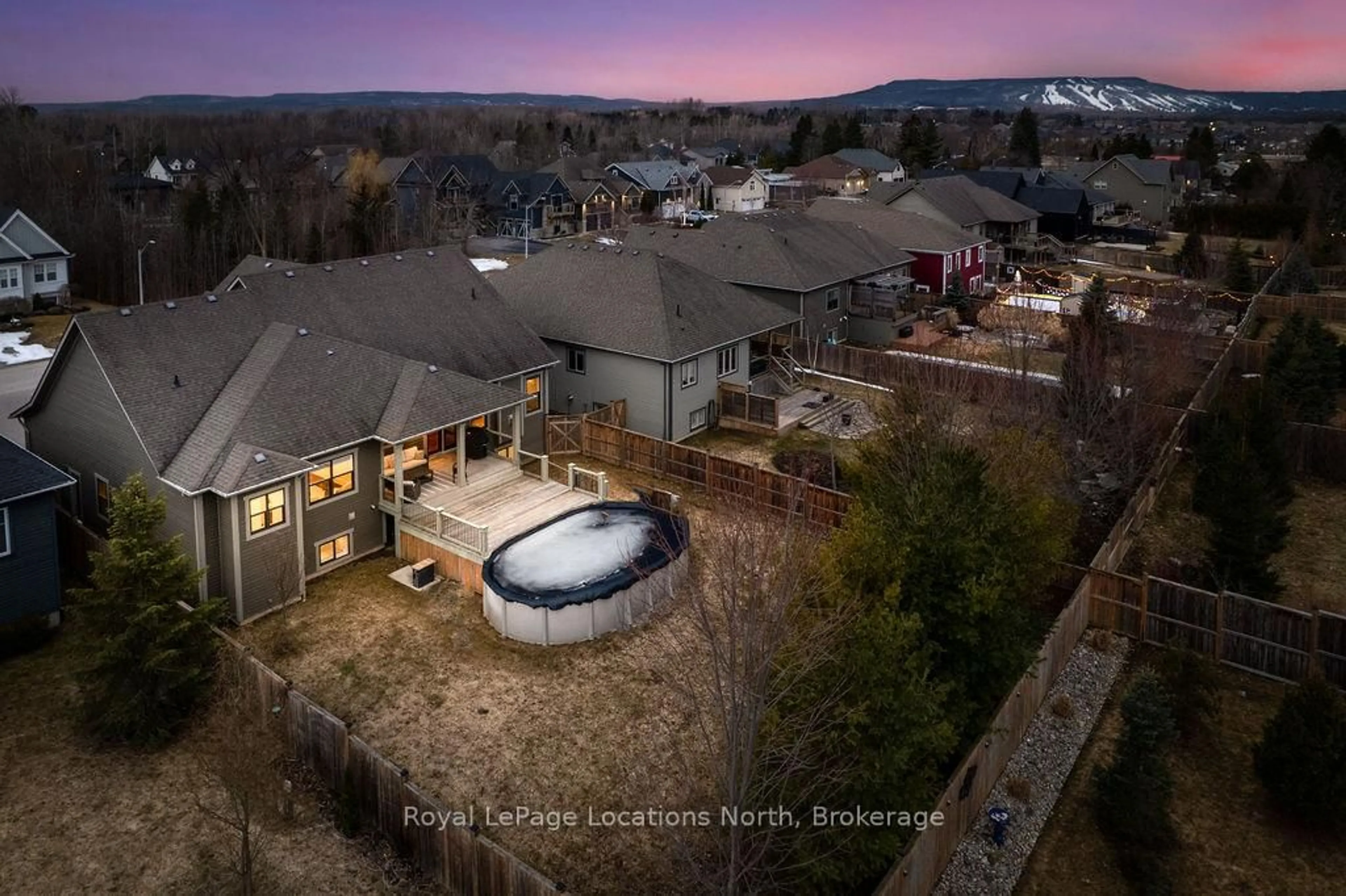 A pic from outside/outdoor area/front of a property/back of a property/a pic from drone, water/lake/river/ocean view for 93 Stanley St, Collingwood Ontario L9Y 0G3