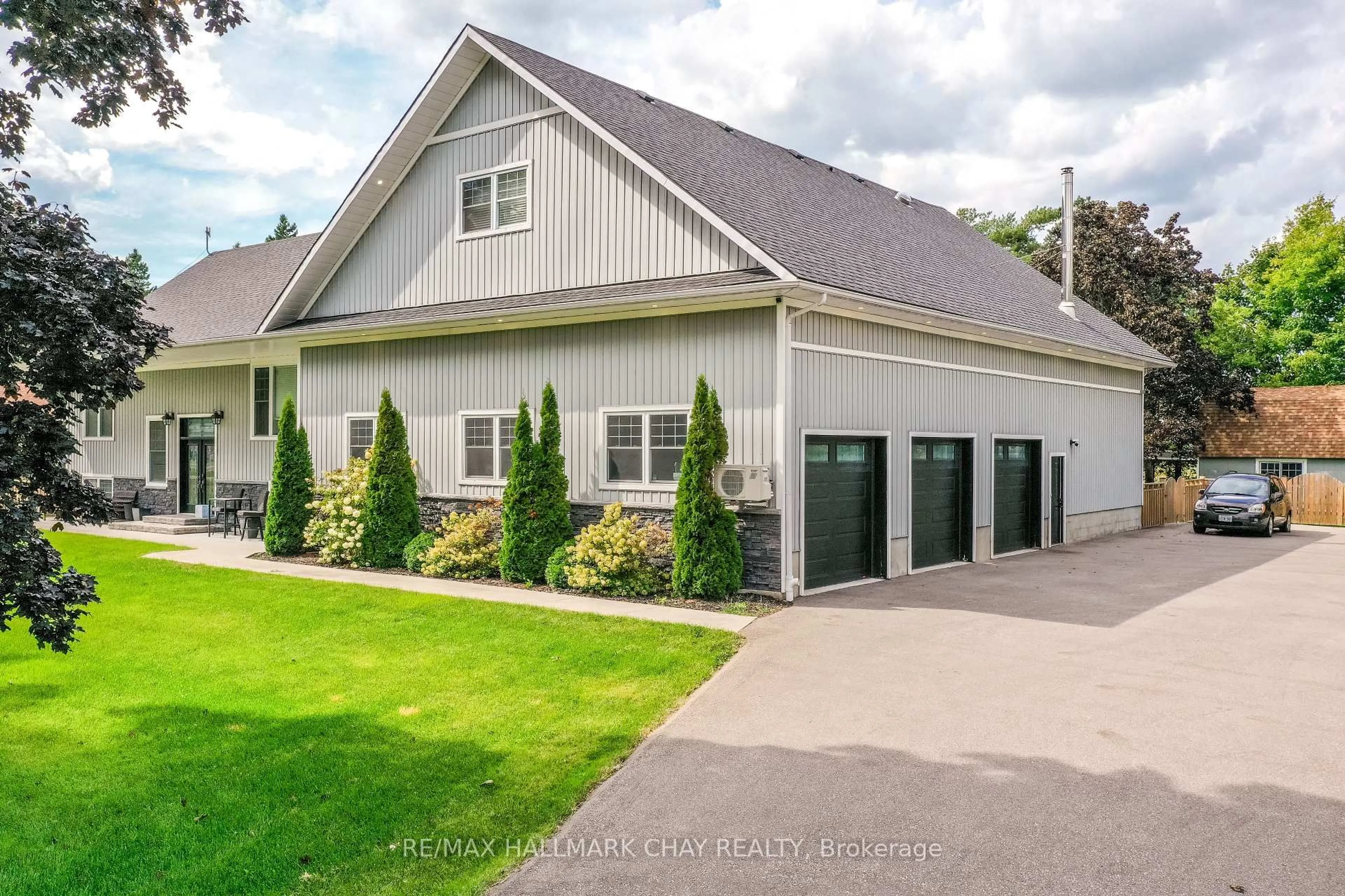 Indoor garage for 4936 Vasey Rd, Midland Ontario L4R 4K3