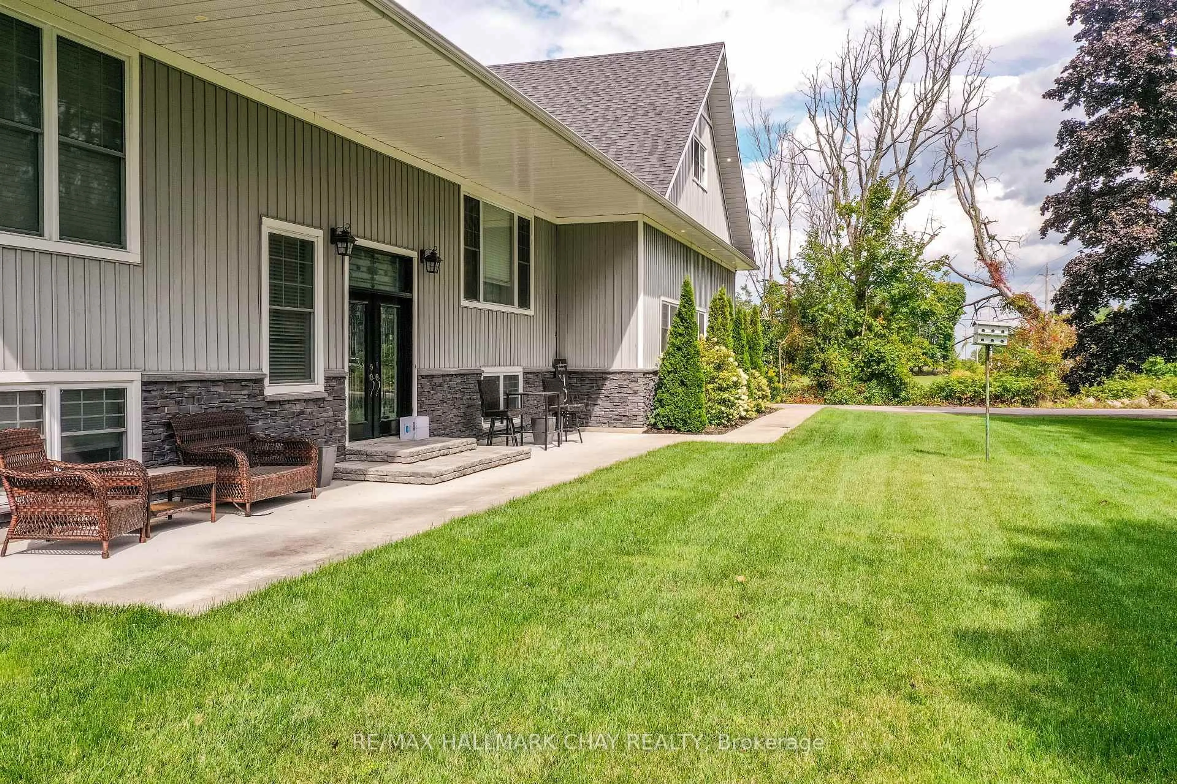 Patio, street for 4936 Vasey Rd, Midland Ontario L4R 4K3