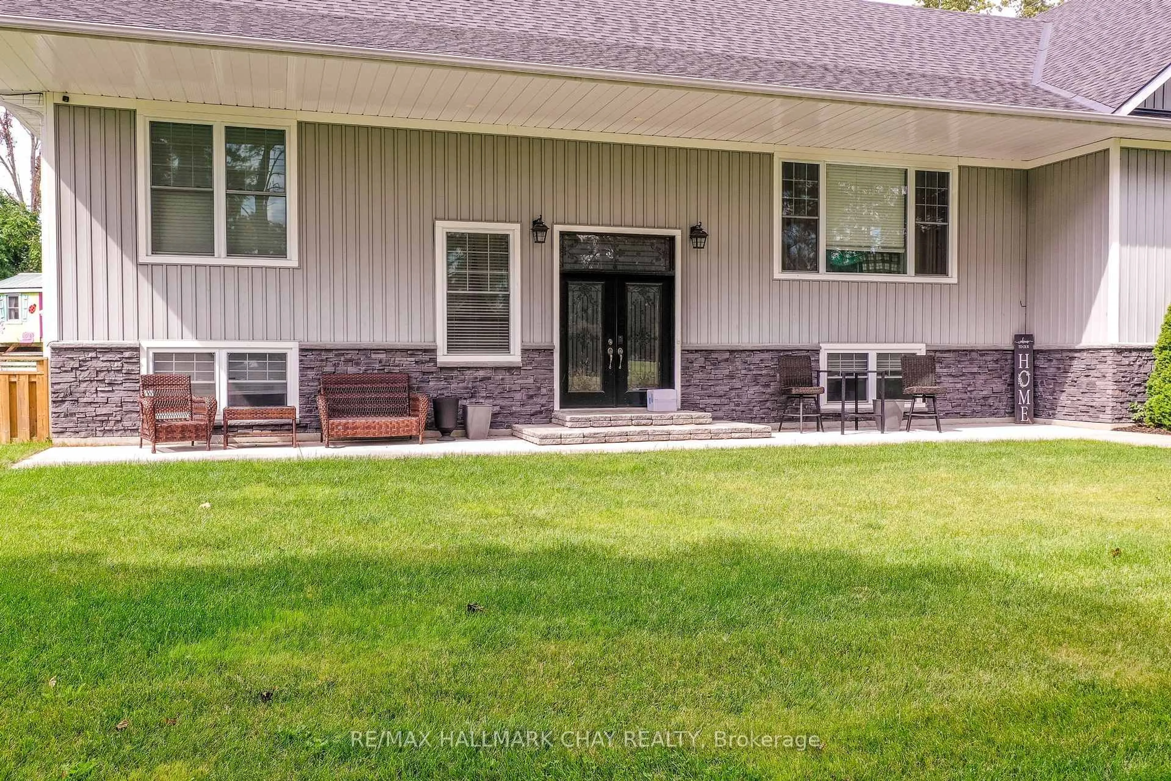 Home with vinyl exterior material, unknown for 4936 Vasey Rd, Midland Ontario L4R 4K3