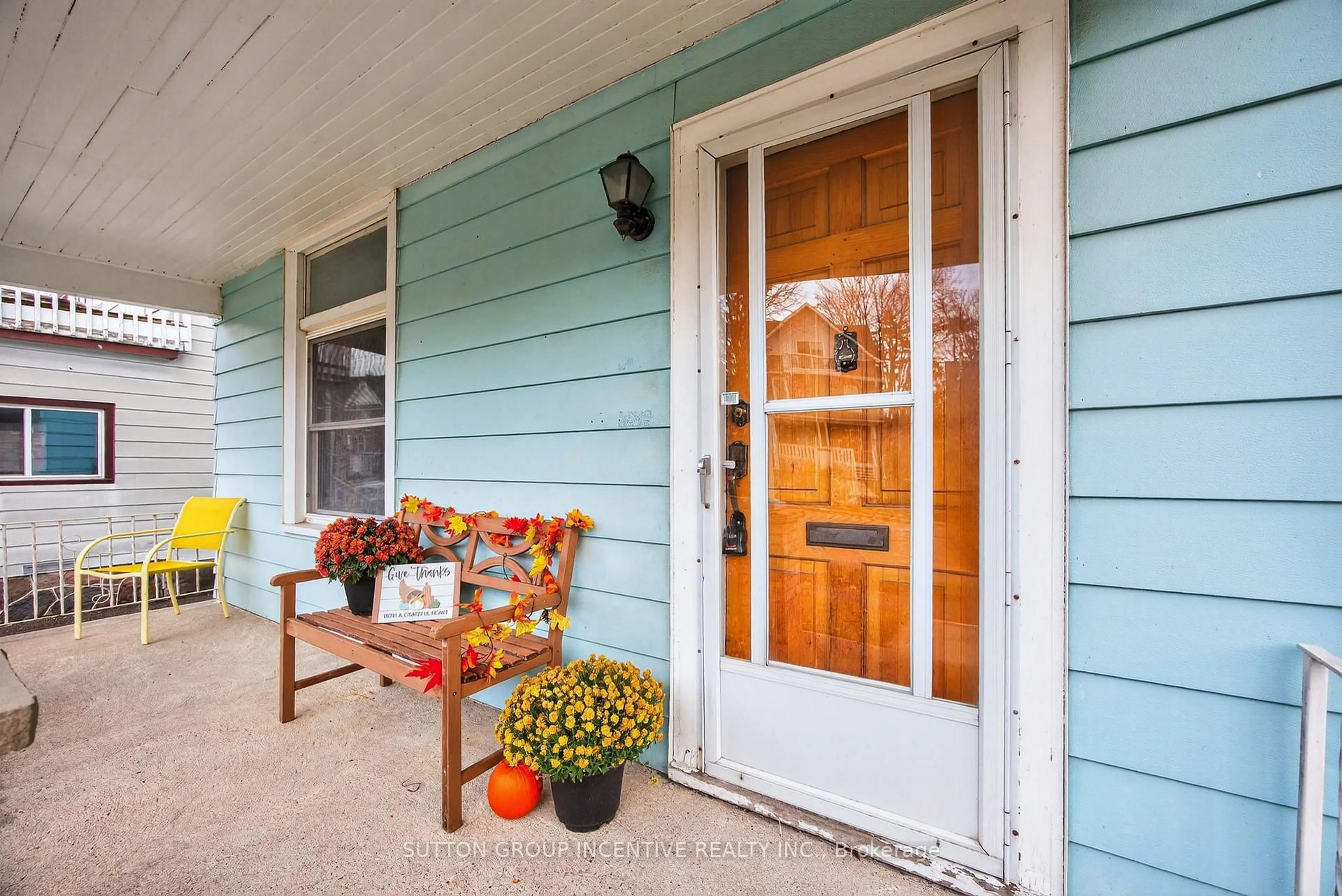 Indoor entryway for 115 Mary St, Orillia Ontario L3V 3E1