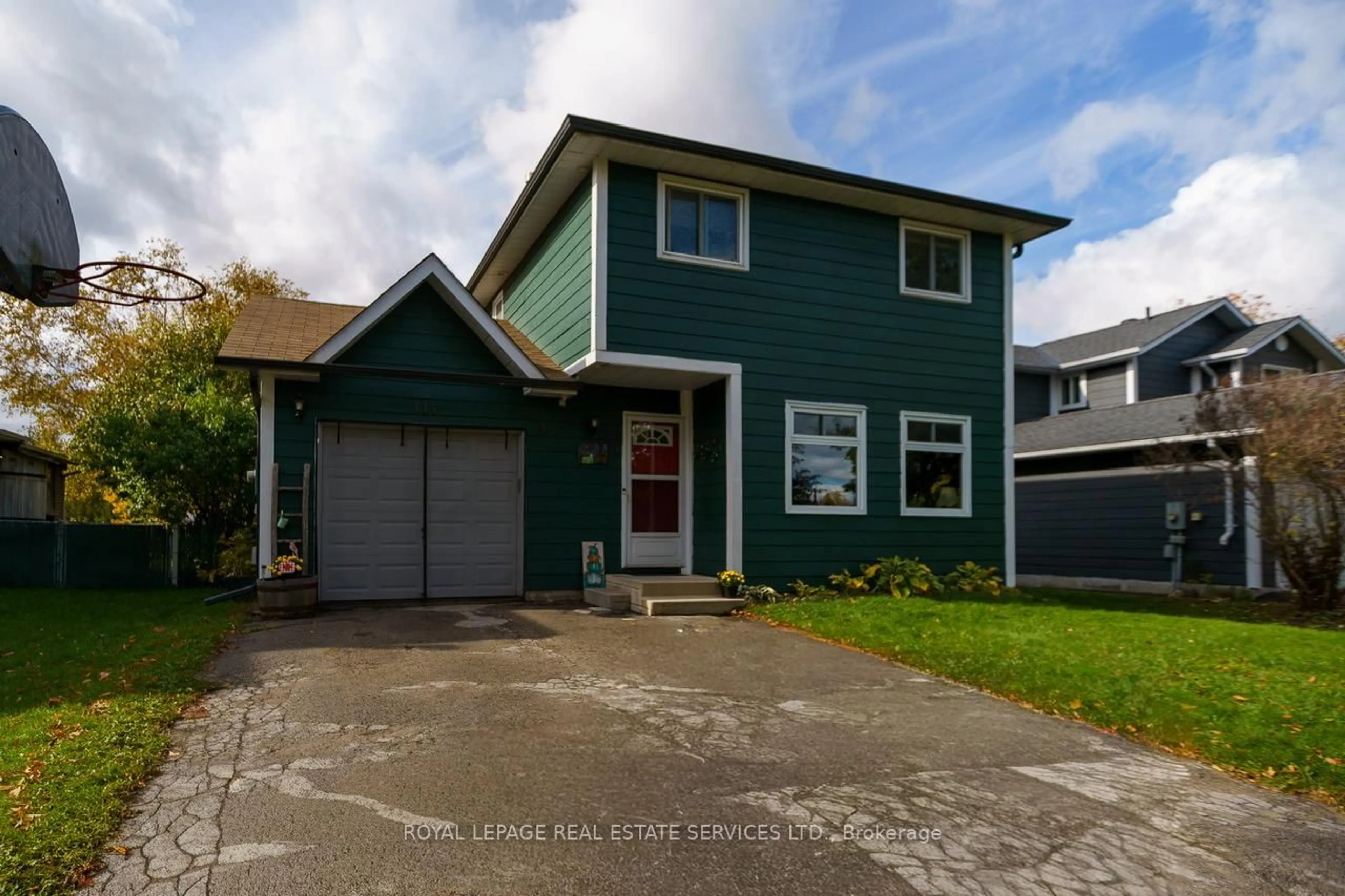 Home with vinyl exterior material, street for 114 Elizabeth St, Barrie Ontario L4N 6P2