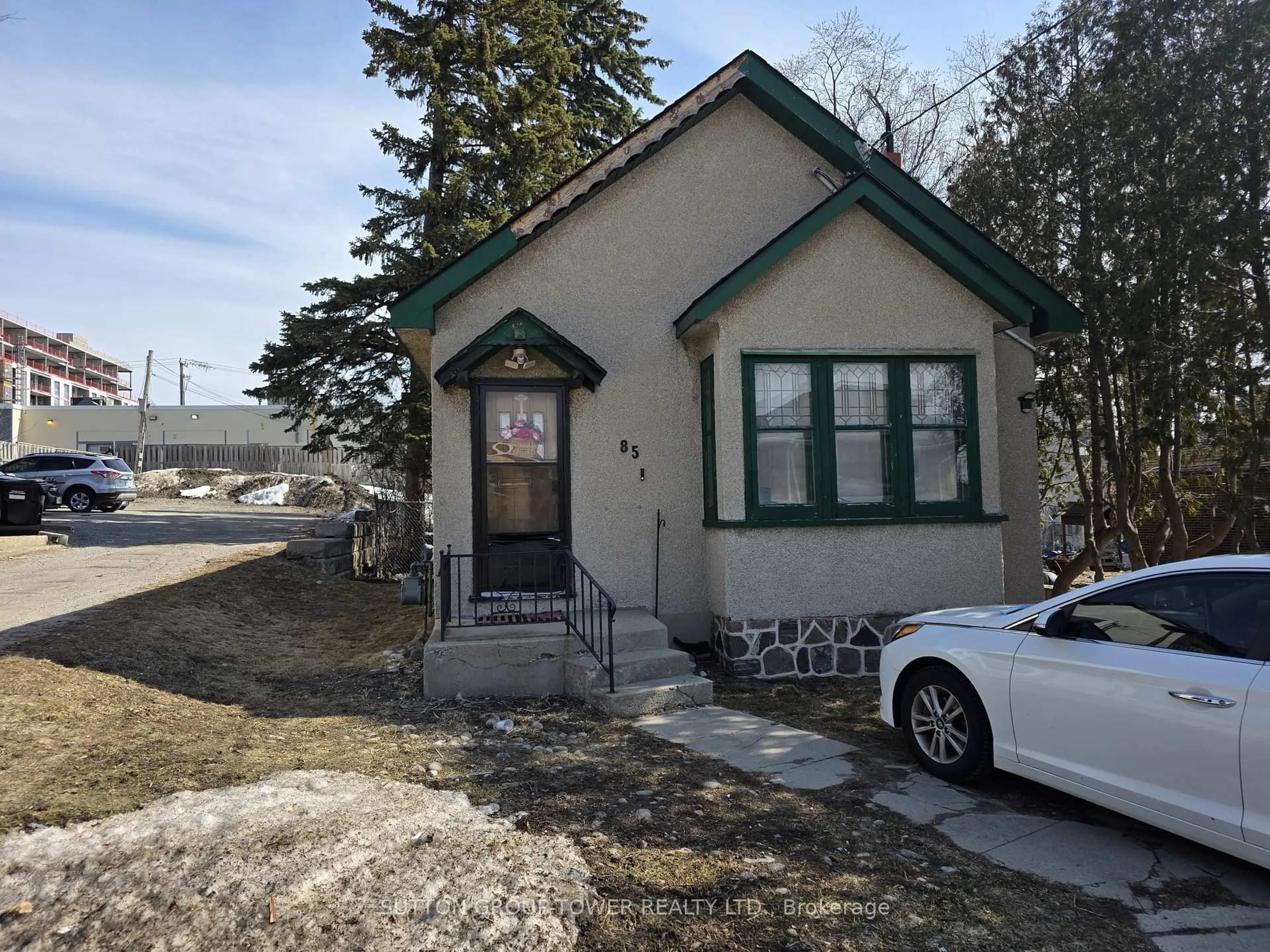 A pic from outside/outdoor area/front of a property/back of a property/a pic from drone, street for 85 Maple Ave, Barrie Ontario L4N 1S1
