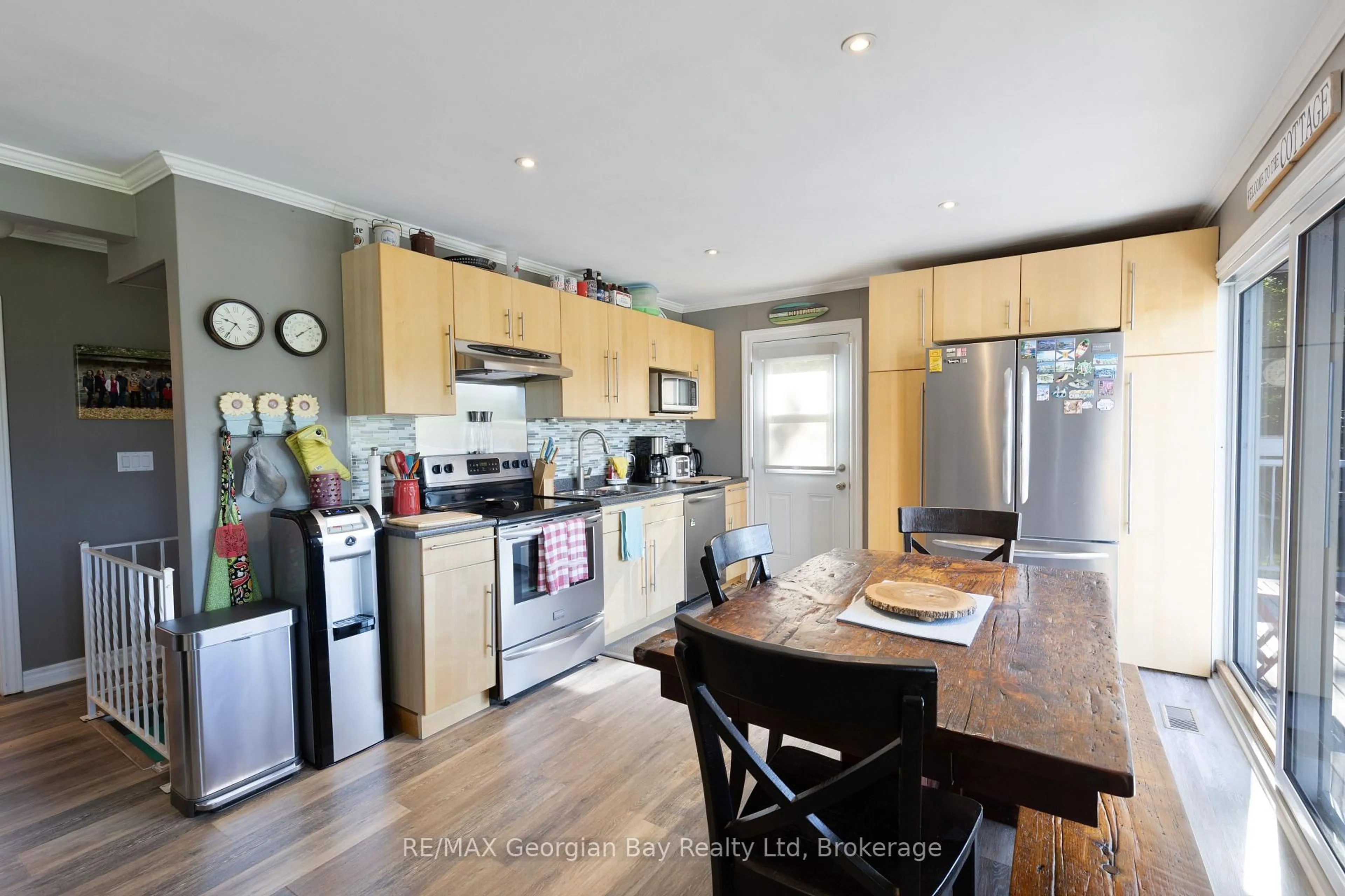 Open concept kitchen, wood/laminate floor for 46 Forest Harbour Pkwy, Tay Ontario L0K 2C0