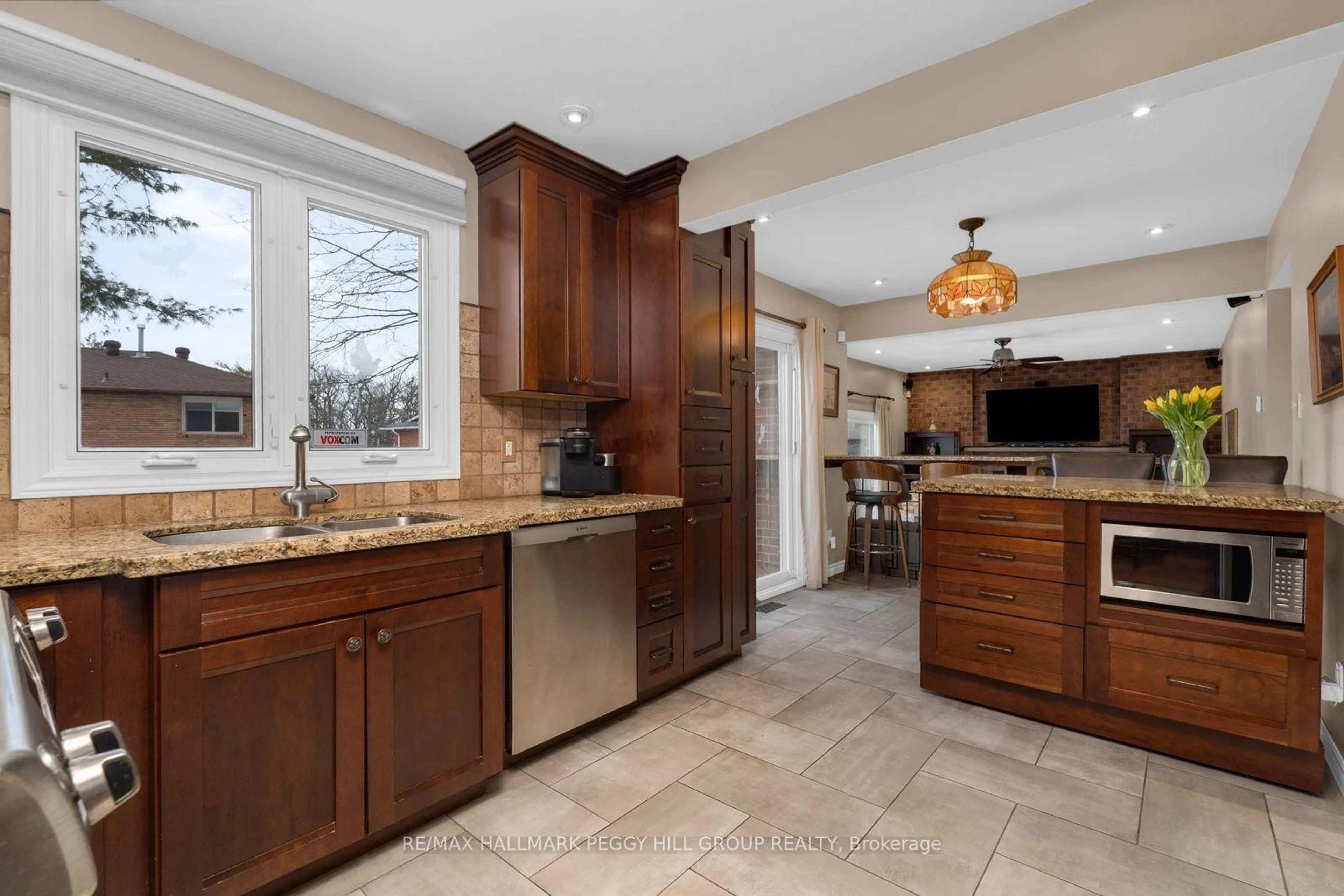 Open concept kitchen, ceramic/tile floor for 46 Oakridge Dr, Barrie Ontario L4N 5N8