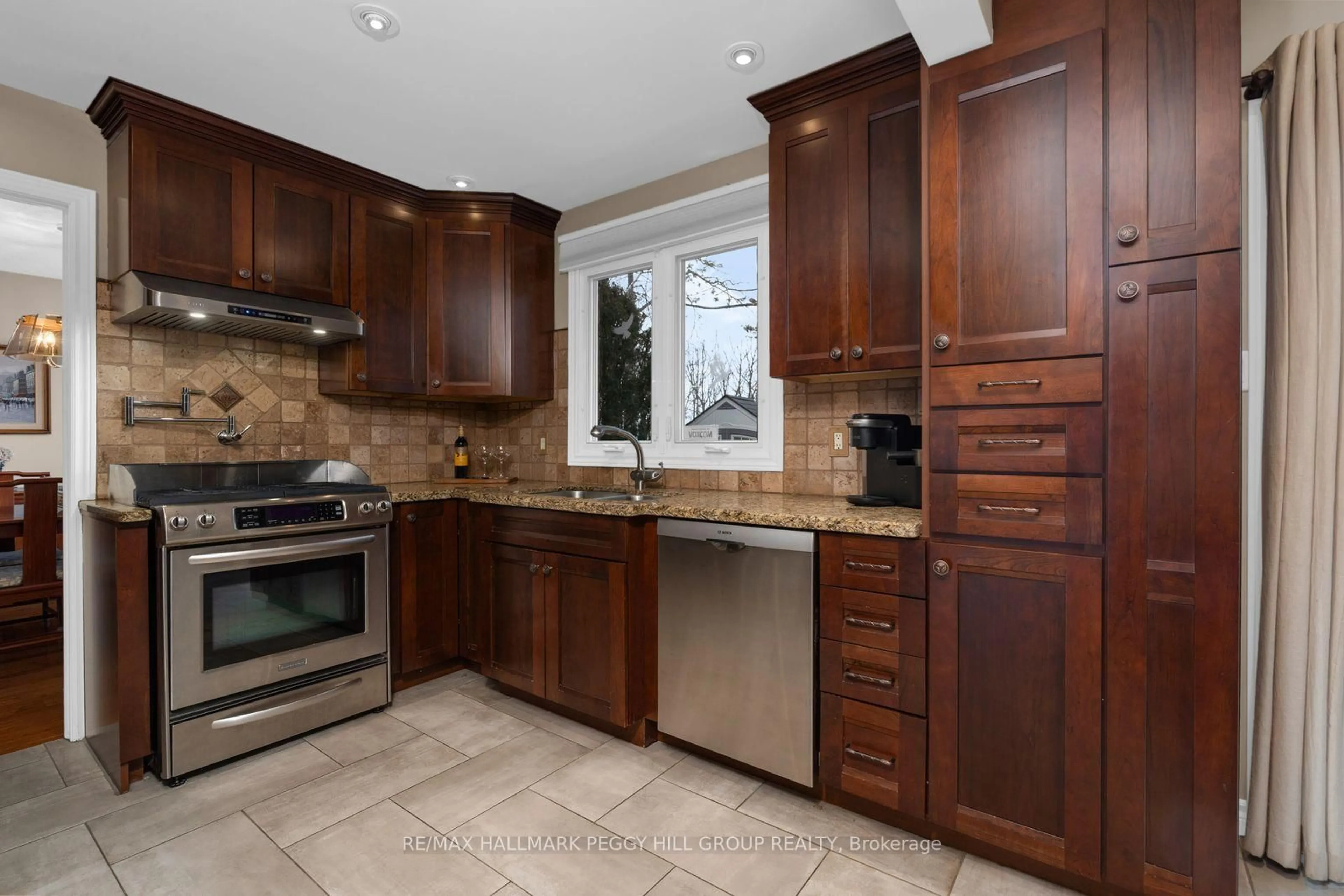 Standard kitchen, ceramic/tile floor for 46 Oakridge Dr, Barrie Ontario L4N 5N8