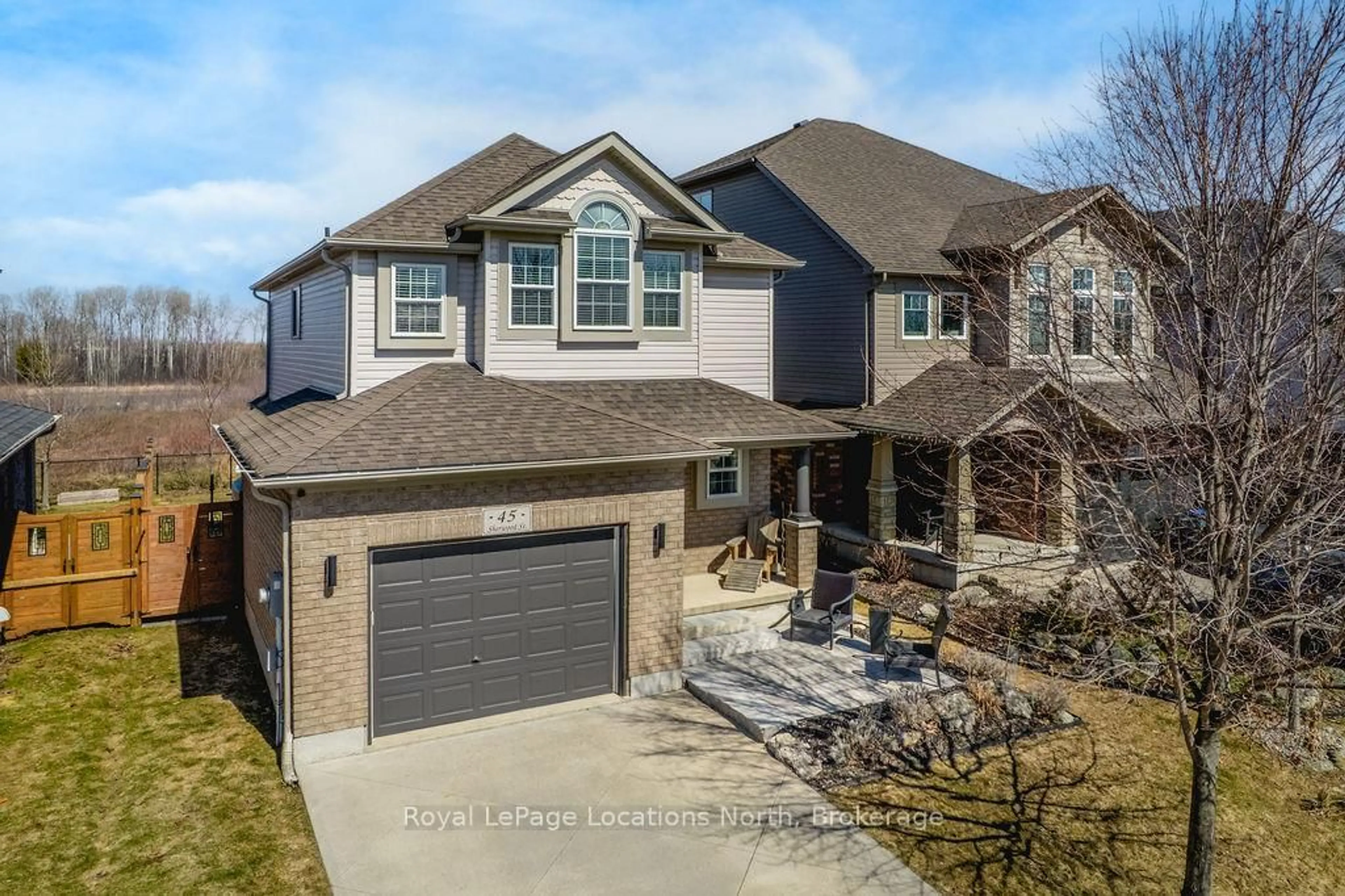 A pic from outside/outdoor area/front of a property/back of a property/a pic from drone, street for 45 Sherwood St, Collingwood Ontario L9Y 0C5