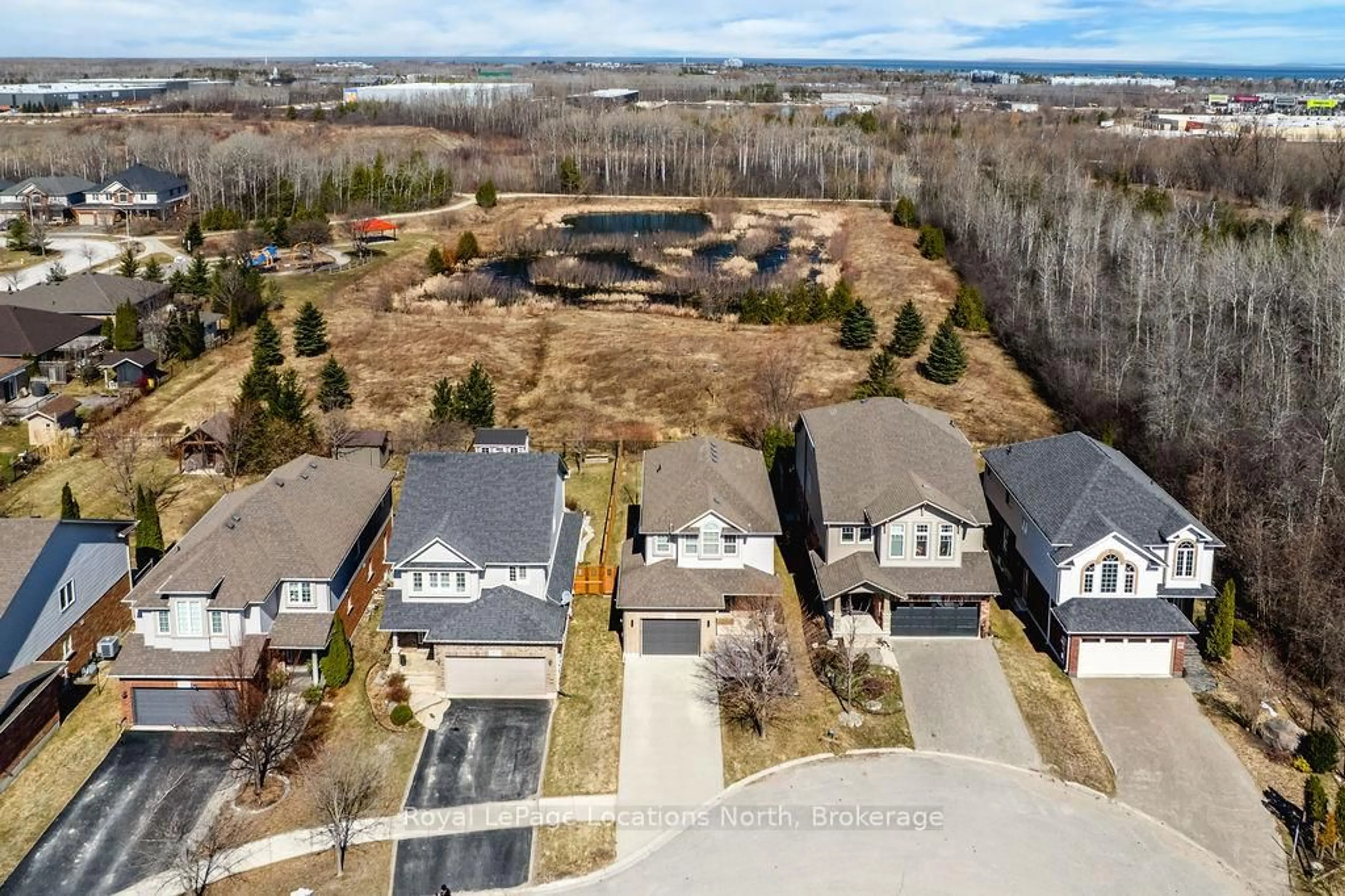 A pic from outside/outdoor area/front of a property/back of a property/a pic from drone, unknown for 45 Sherwood St, Collingwood Ontario L9Y 0C5