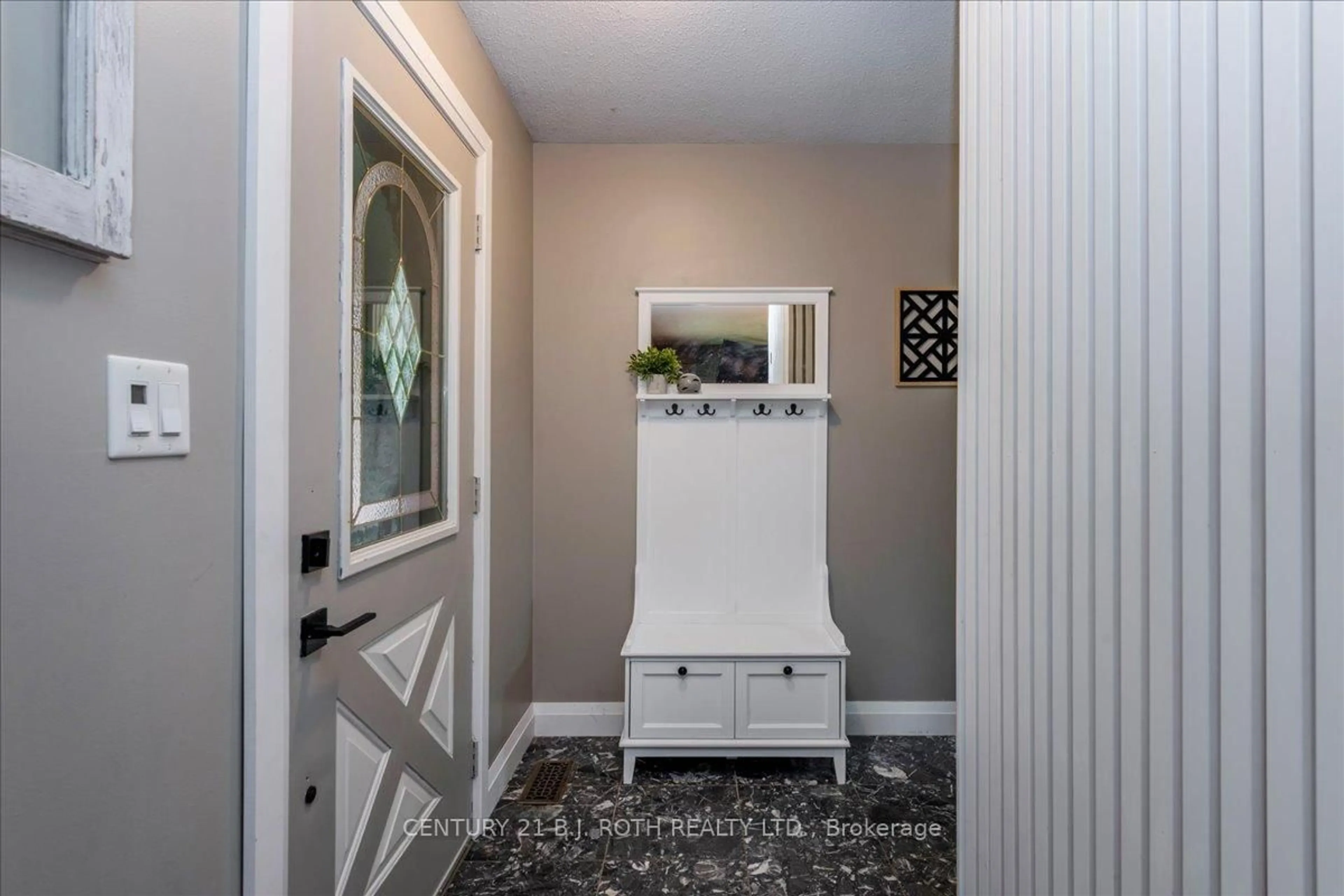 Indoor entryway for 4049 Bayview Ave, Ramara Ontario L3V 6H7