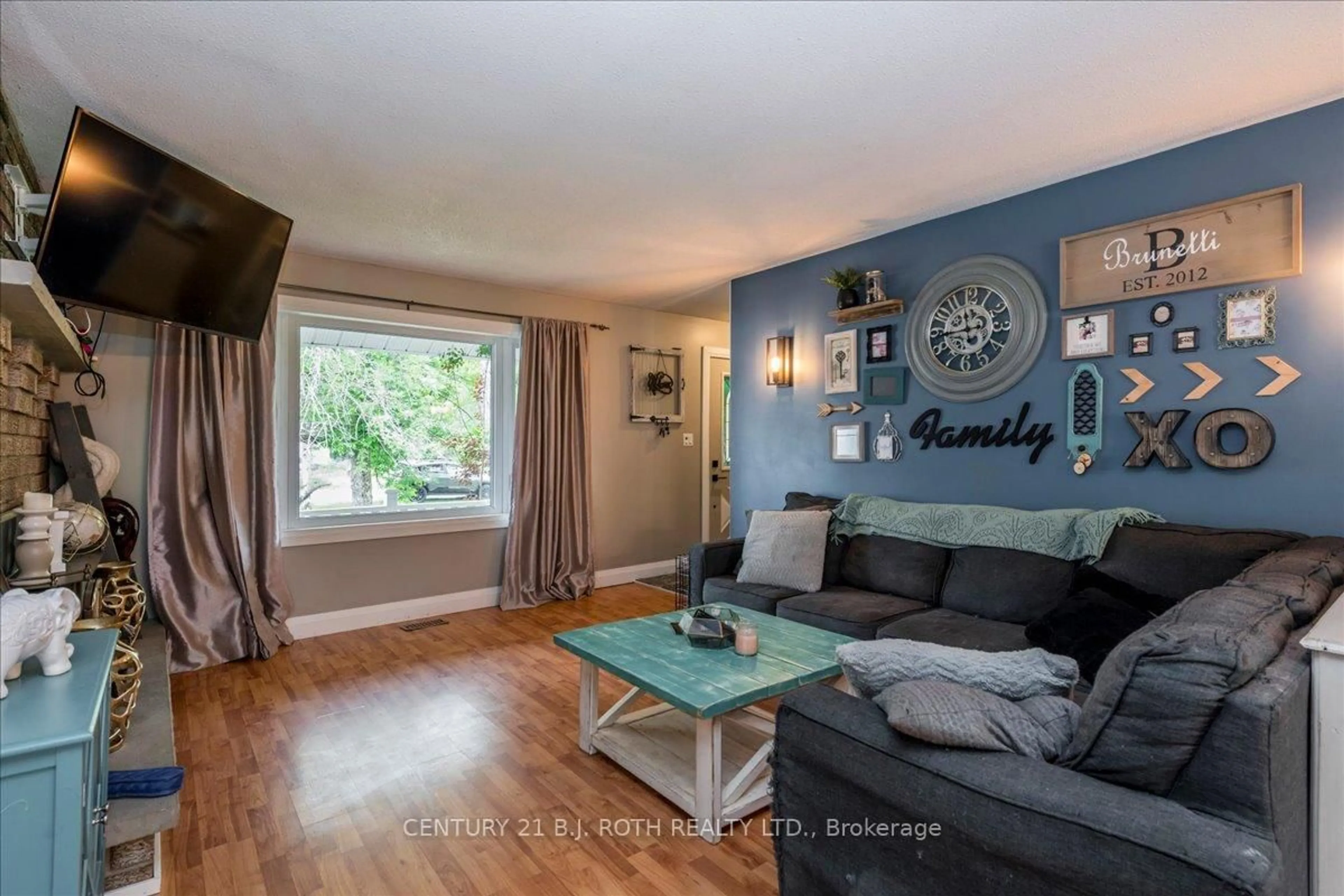 Living room with furniture, wood/laminate floor for 4049 Bayview Ave, Ramara Ontario L3V 6H7