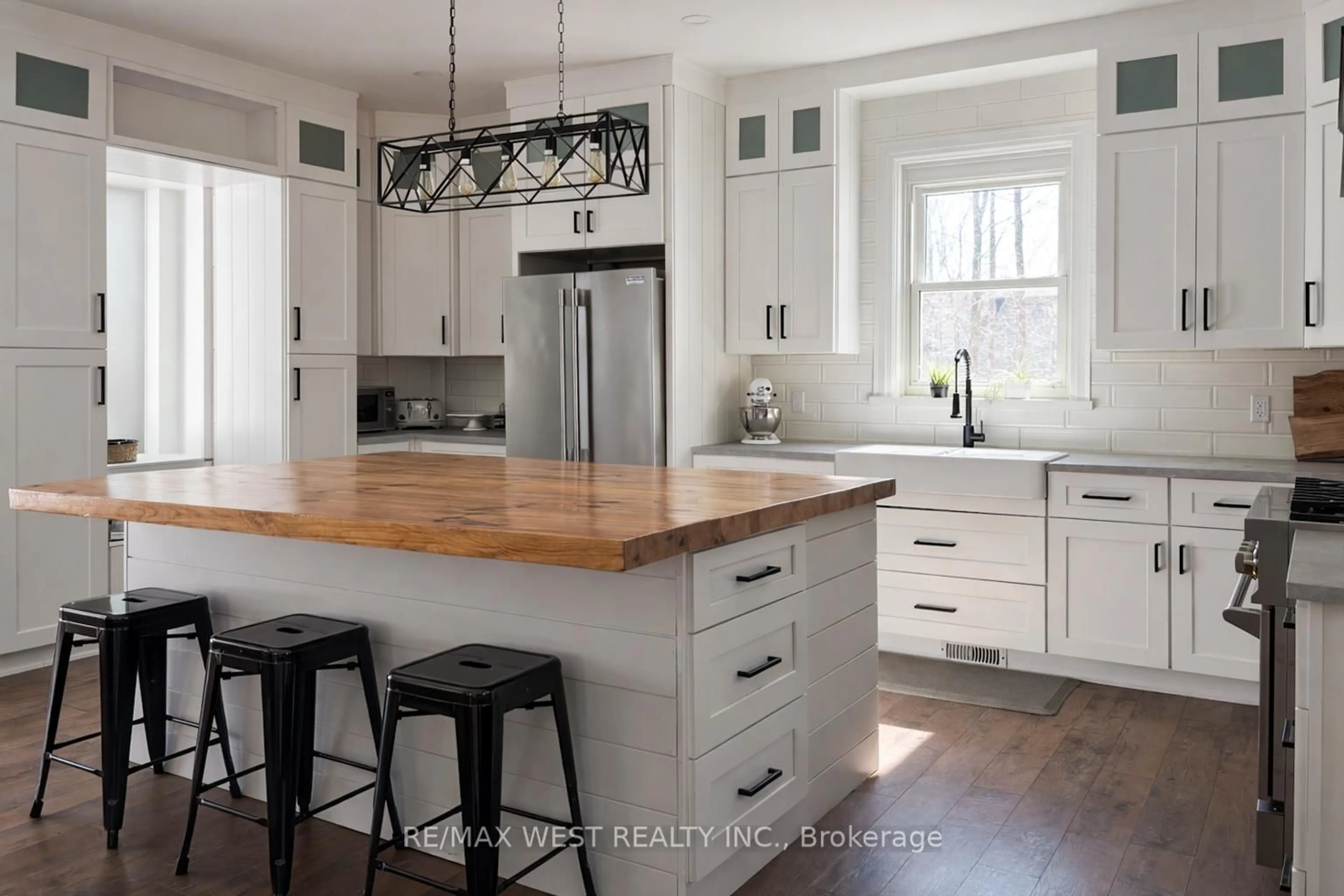 Open concept kitchen, unknown for 4532 Line 5, Oro-Medonte Ontario L0L 1V0