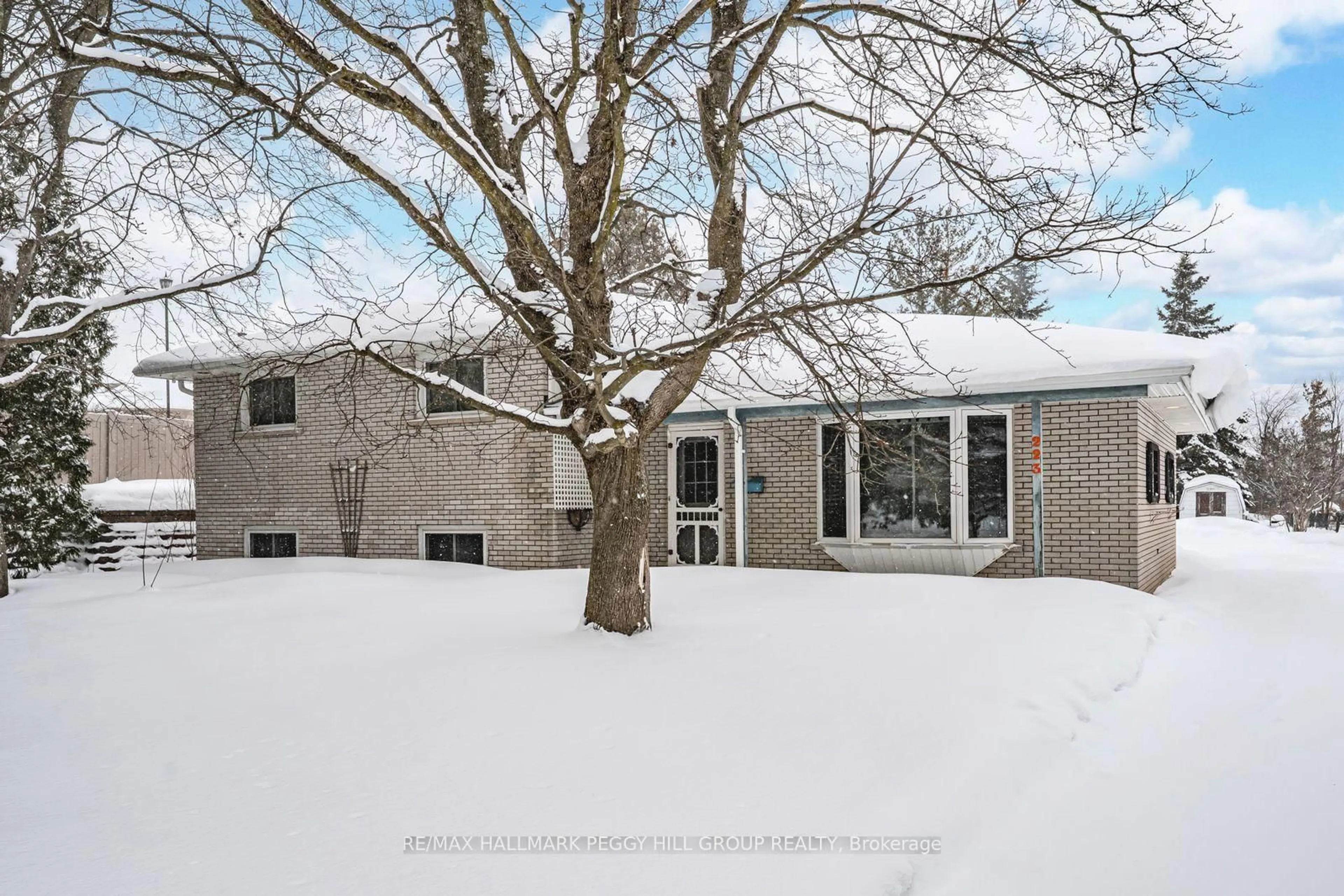 A pic from outside/outdoor area/front of a property/back of a property/a pic from drone, street for 223 Phillips St, Barrie Ontario L4N 3V2