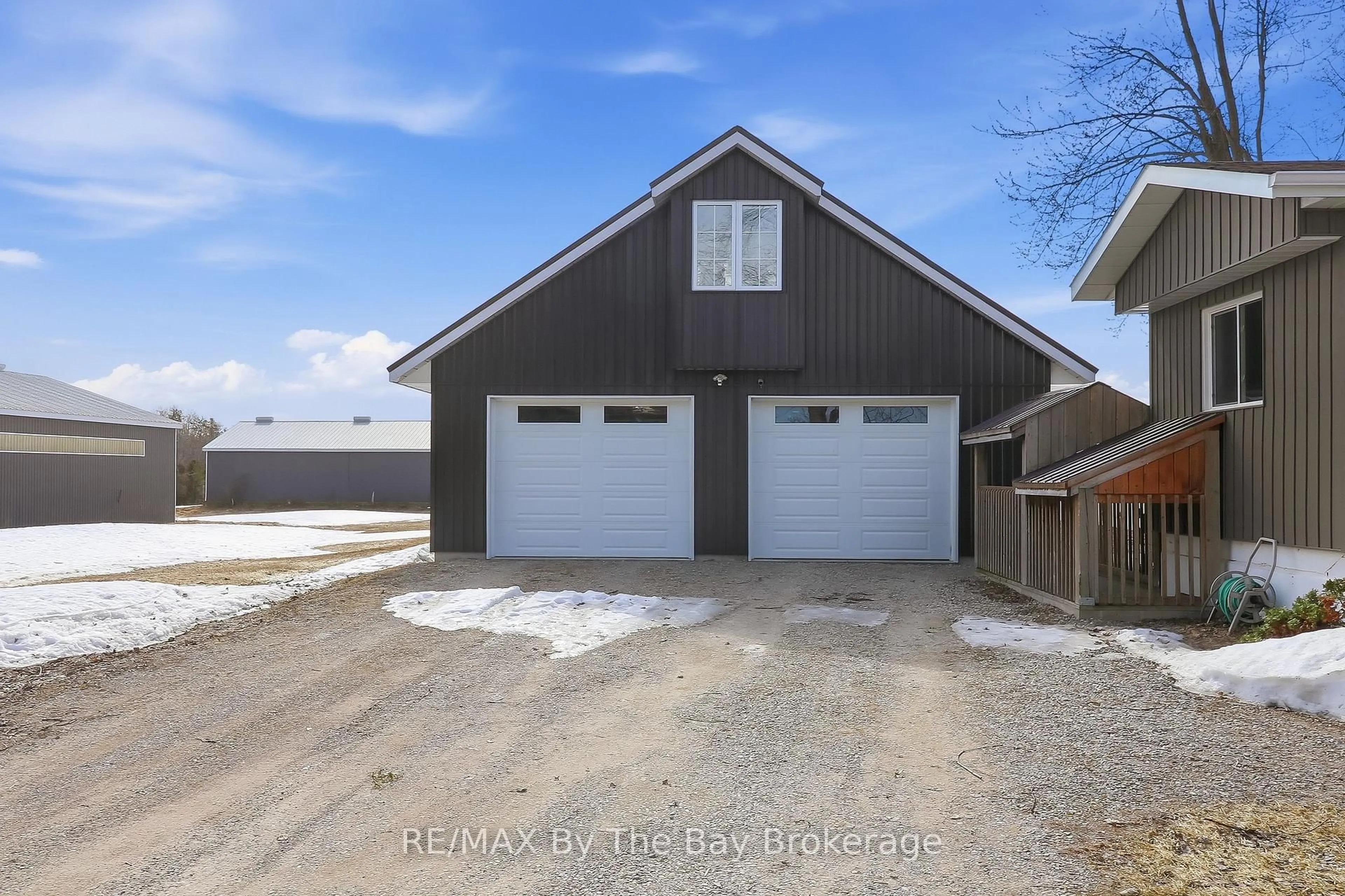 Indoor garage for 2533 Flos 3 Rd, Springwater Ontario L0L 2K0