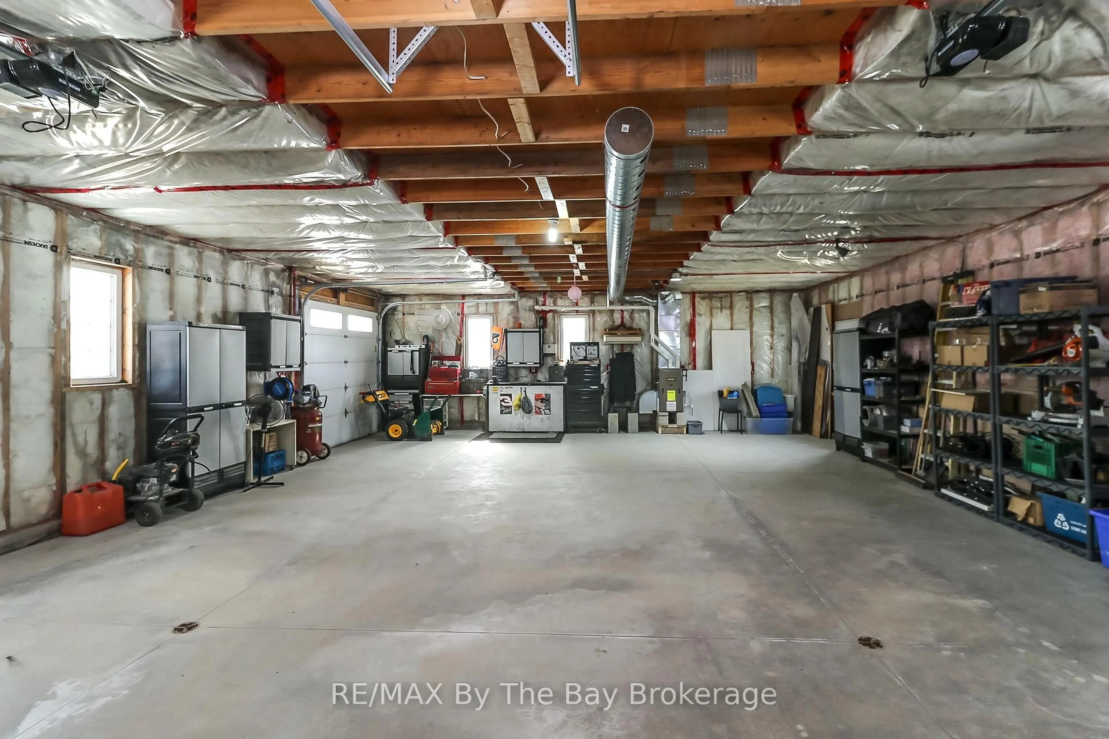 Indoor garage for 2533 Flos 3 Rd, Springwater Ontario L0L 2K0