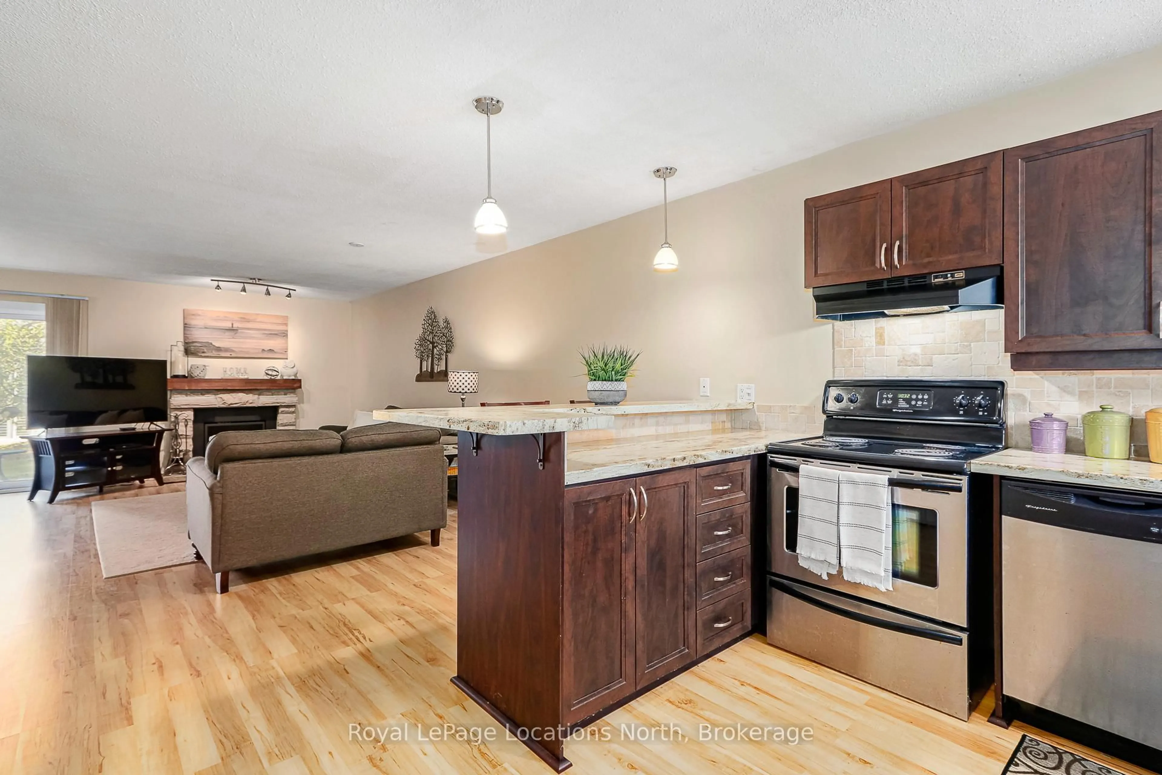 Open concept kitchen, unknown for 440 Oxbow Cres, Collingwood Ontario L9Y 5B4