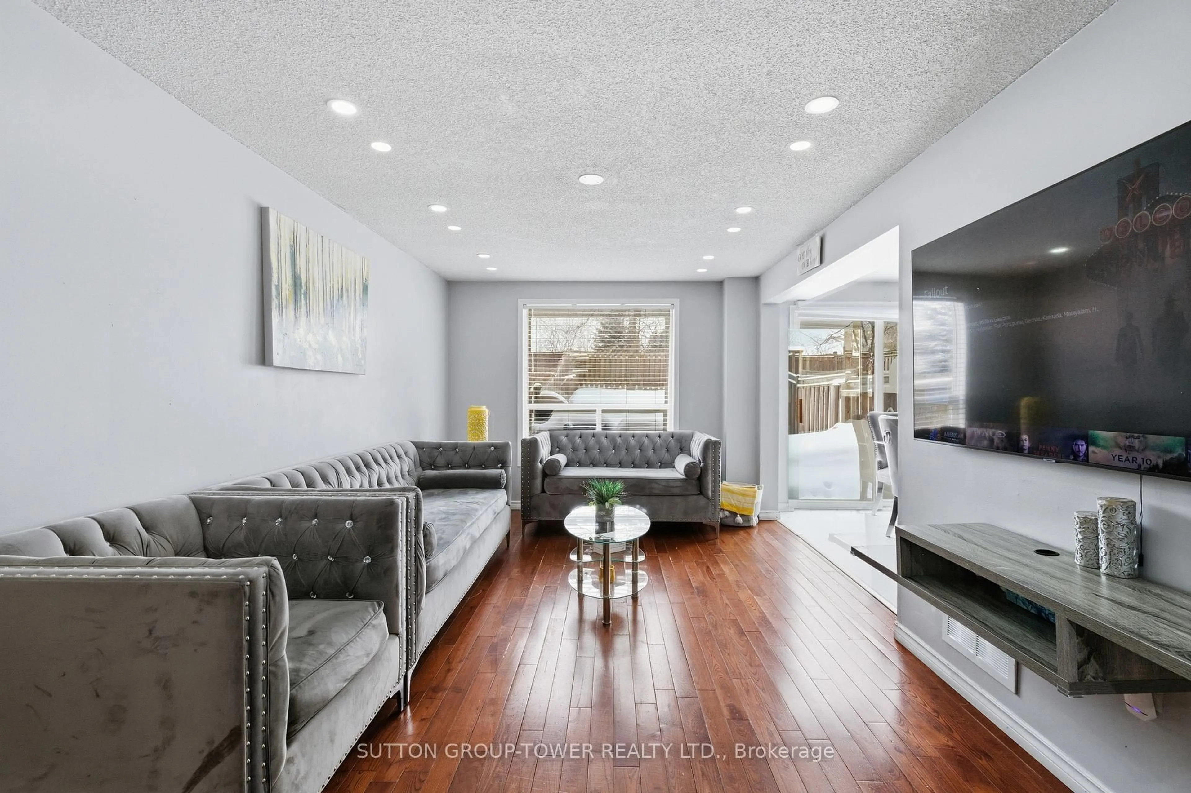 Living room with furniture, unknown for 360 Dunsmore Lane, Barrie Ontario L4M 7B2