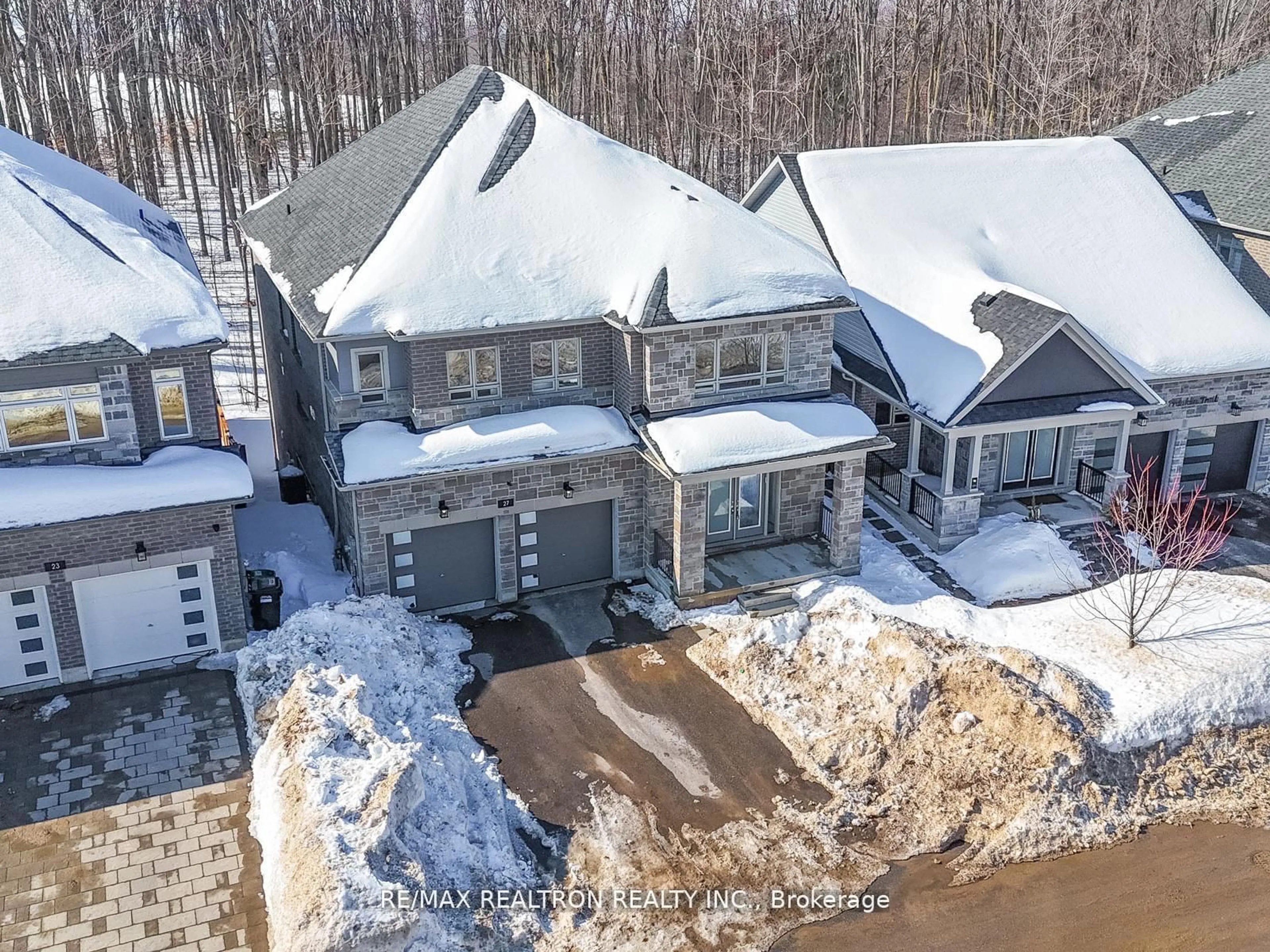 A pic from outside/outdoor area/front of a property/back of a property/a pic from drone, street for 27 Franklin Tr, Barrie Ontario L9J 0J1