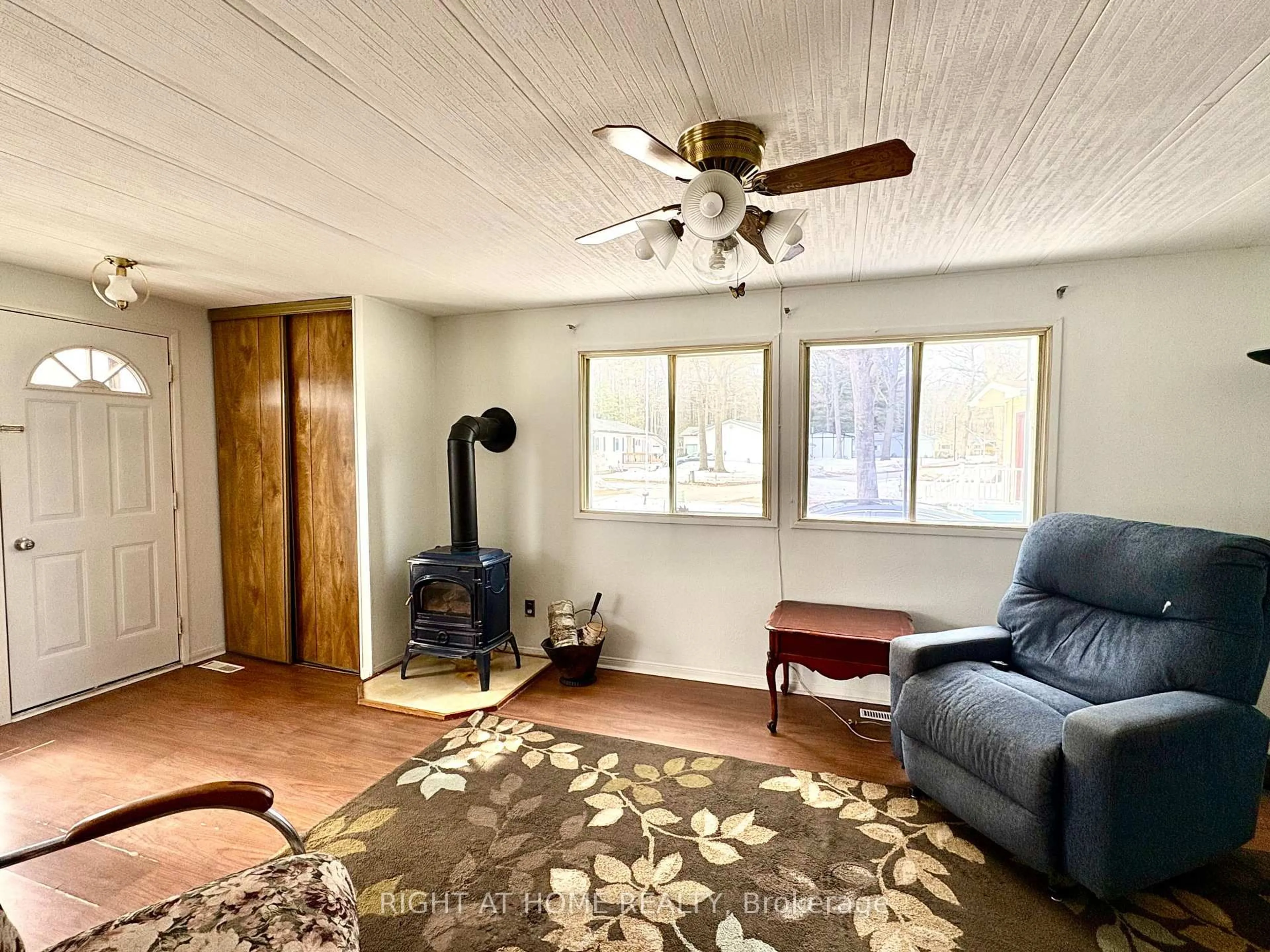 Living room with furniture, unknown for 14 Sinclair Ave, Wasaga Beach Ontario L9Z 1K3