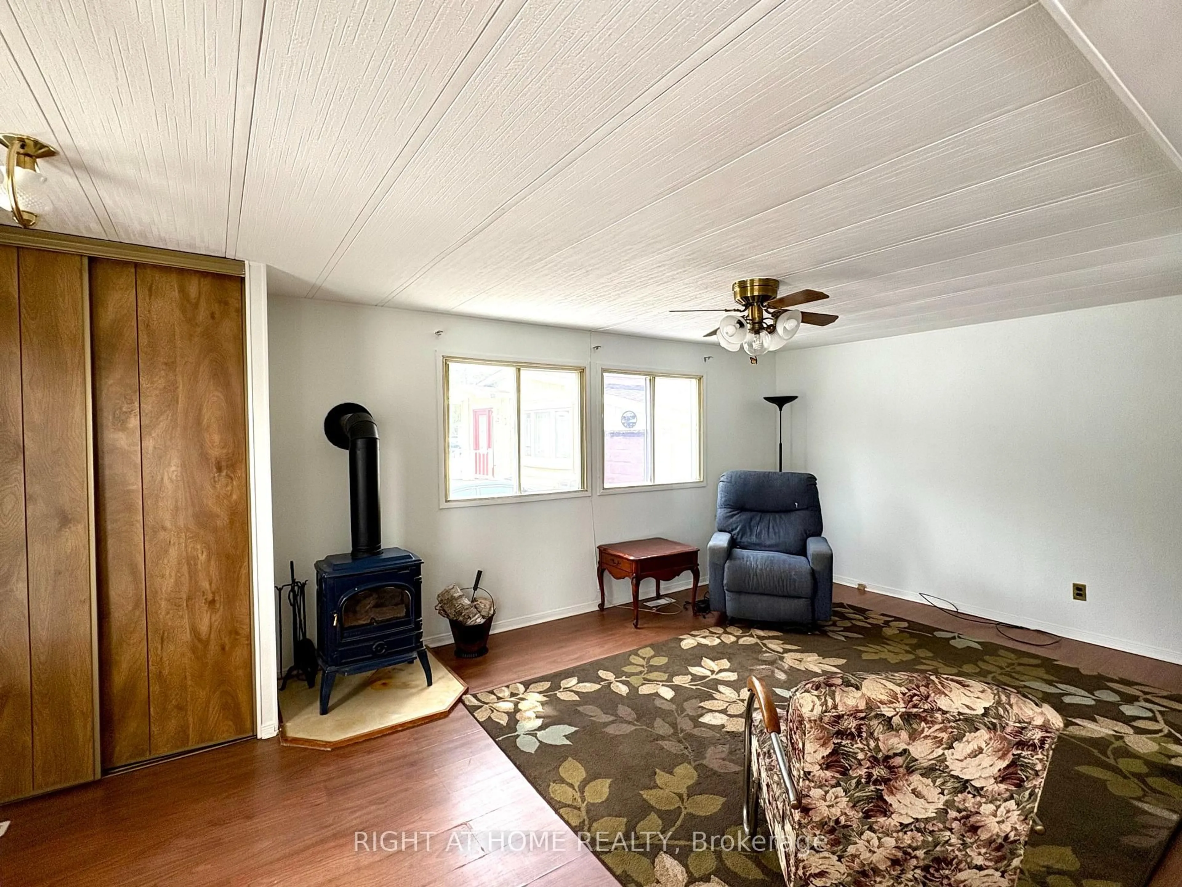 Living room with furniture, unknown for 14 Sinclair Ave, Wasaga Beach Ontario L9Z 1K3