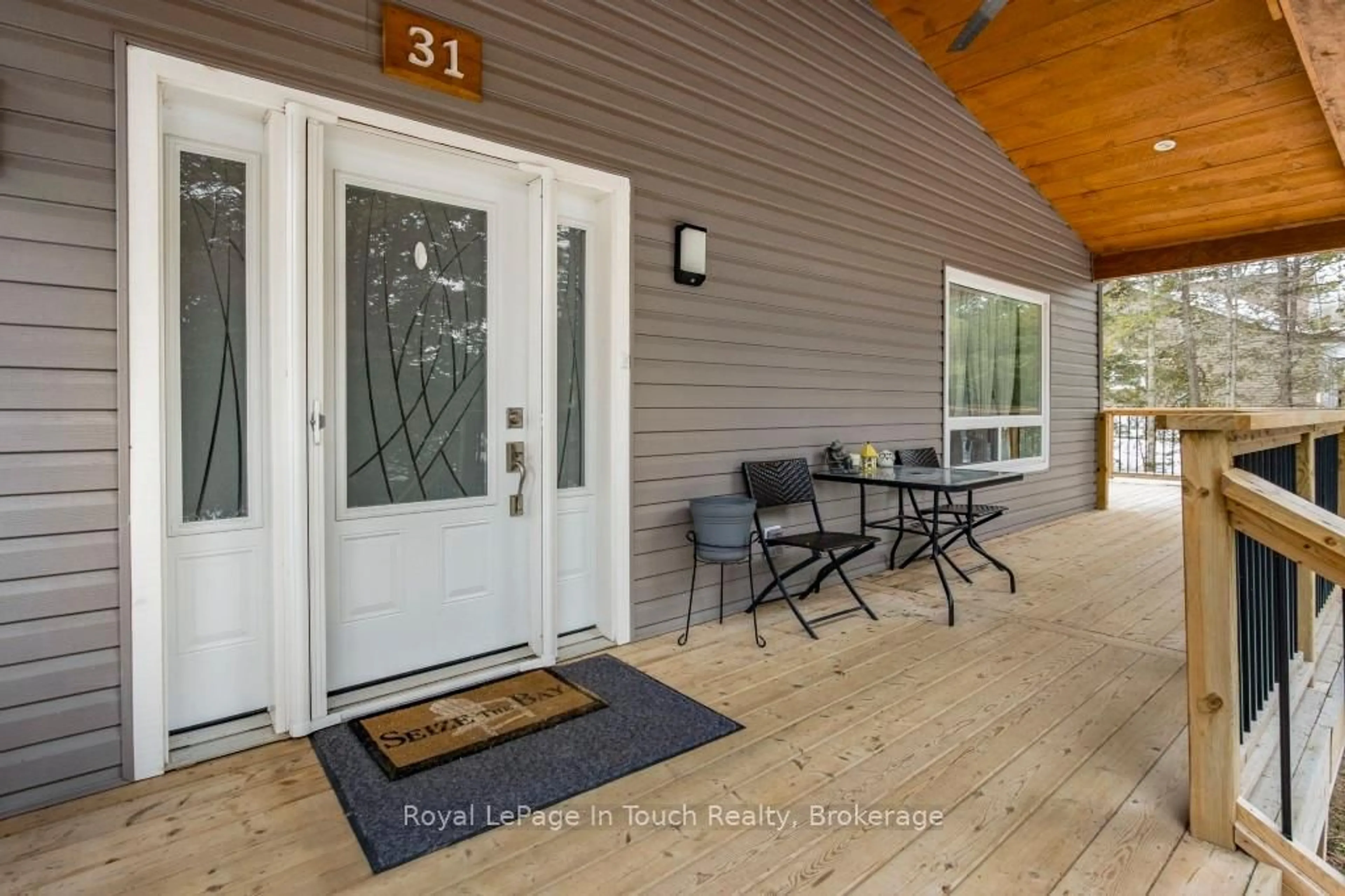 Indoor entryway for 31 Earldom Blvd, Tay Ontario L0K 1R0