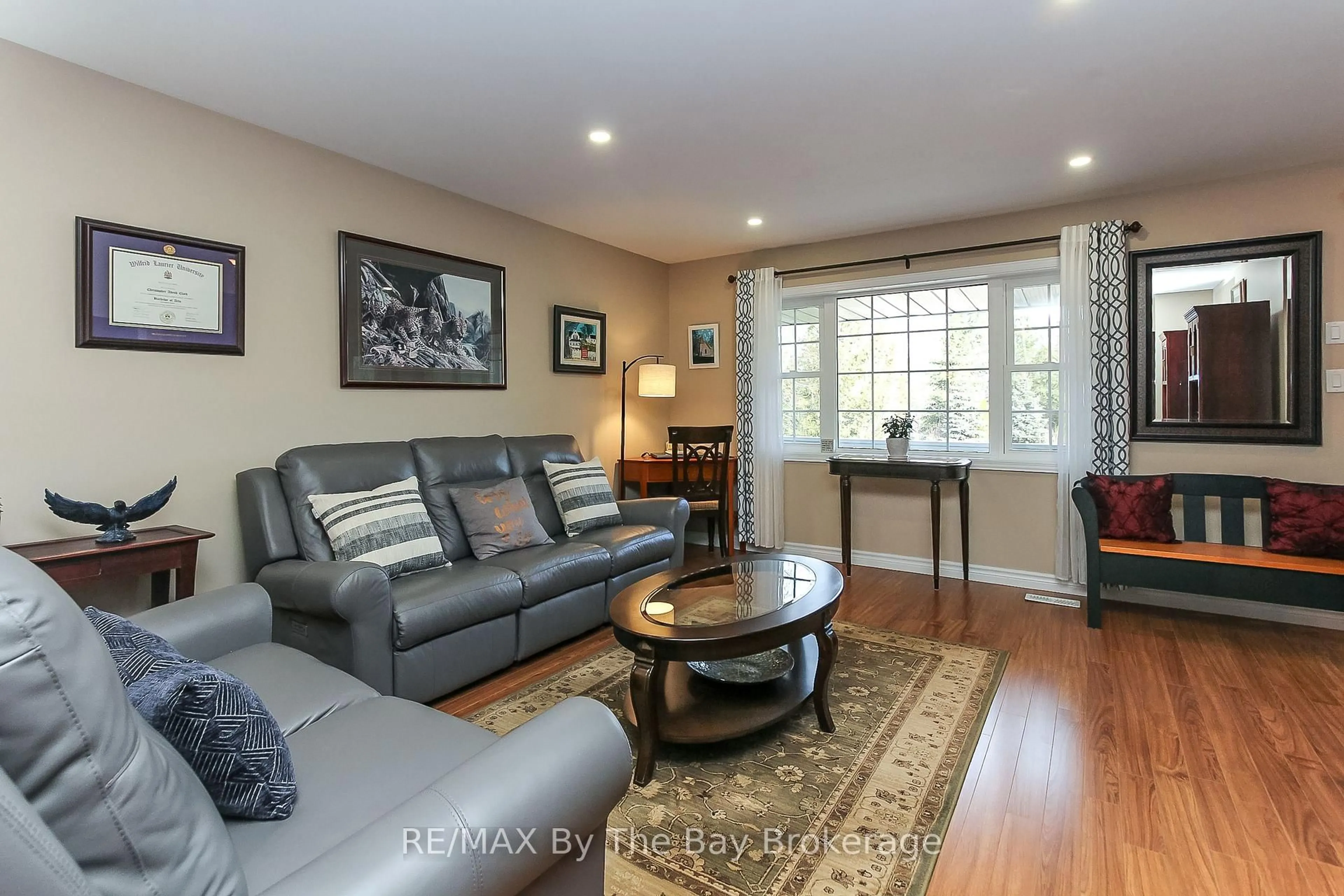 Living room with furniture, wood/laminate floor for 99 Lily Dr, Wasaga Beach Ontario L9Z 2Z2