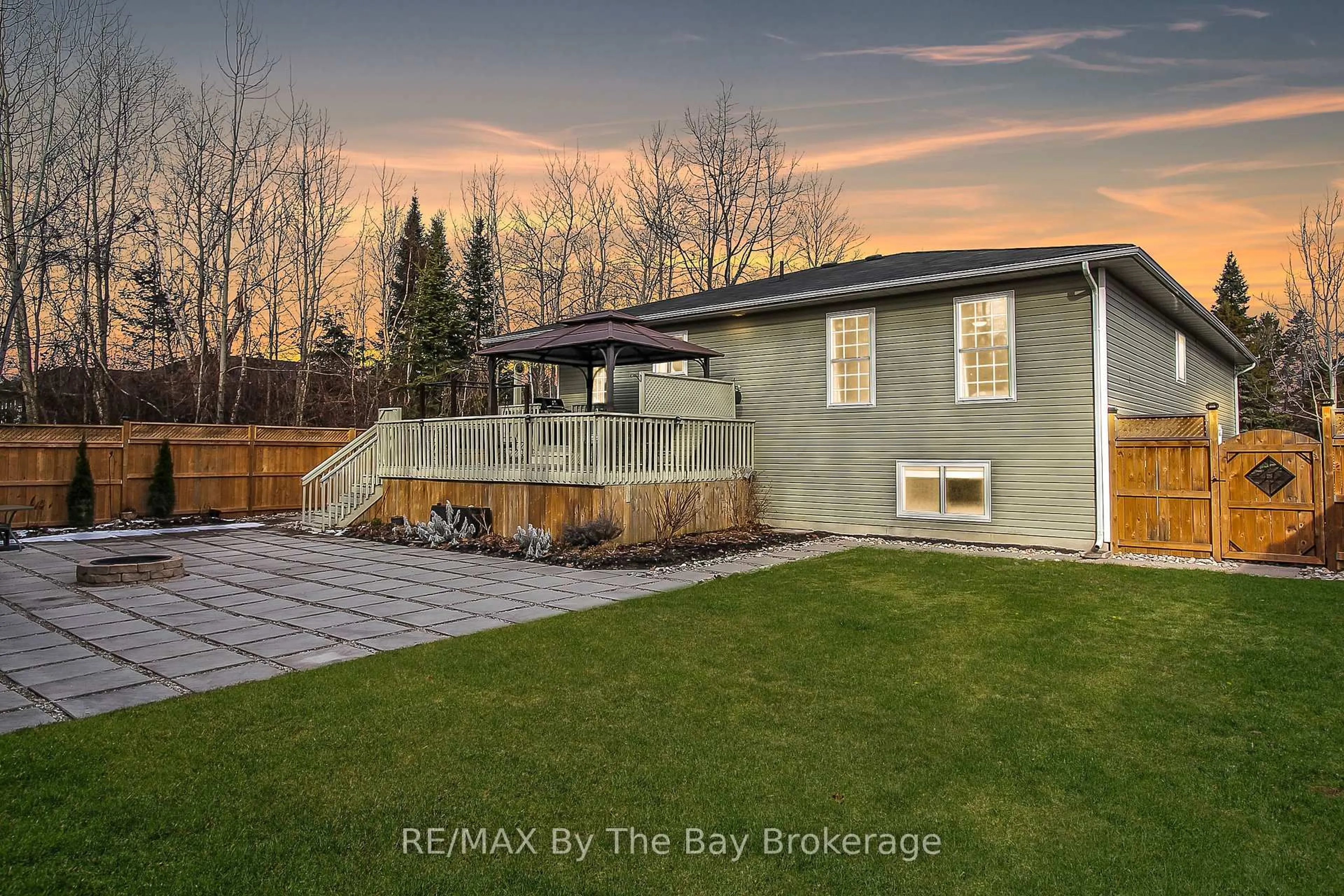 A pic from outside/outdoor area/front of a property/back of a property/a pic from drone, unknown for 99 Lily Dr, Wasaga Beach Ontario L9Z 2Z2